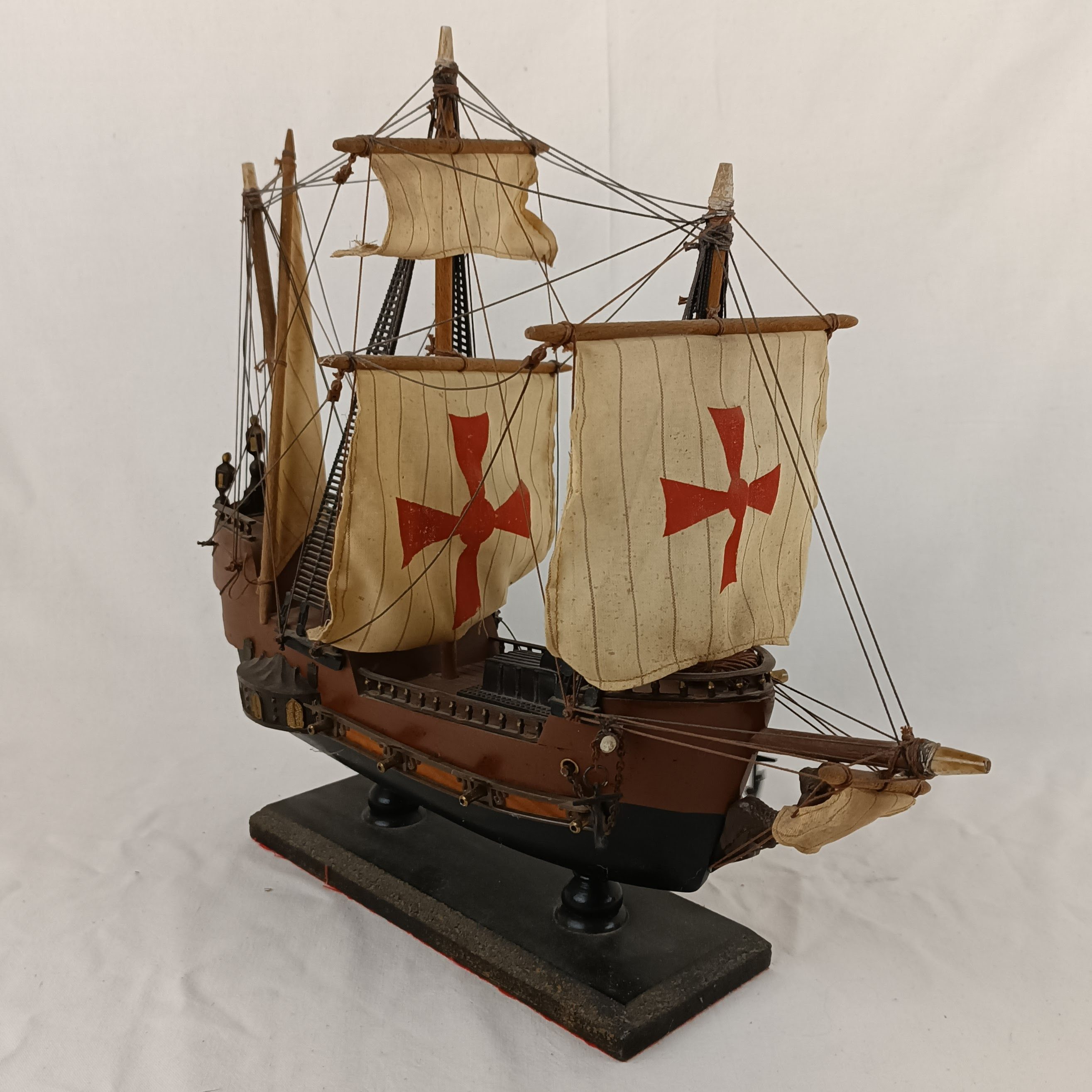 Maquette de bateau en bois, Caravelle espagnole du 15ème siècle, fabriquée en Espagne État correct - Vue 6 - 