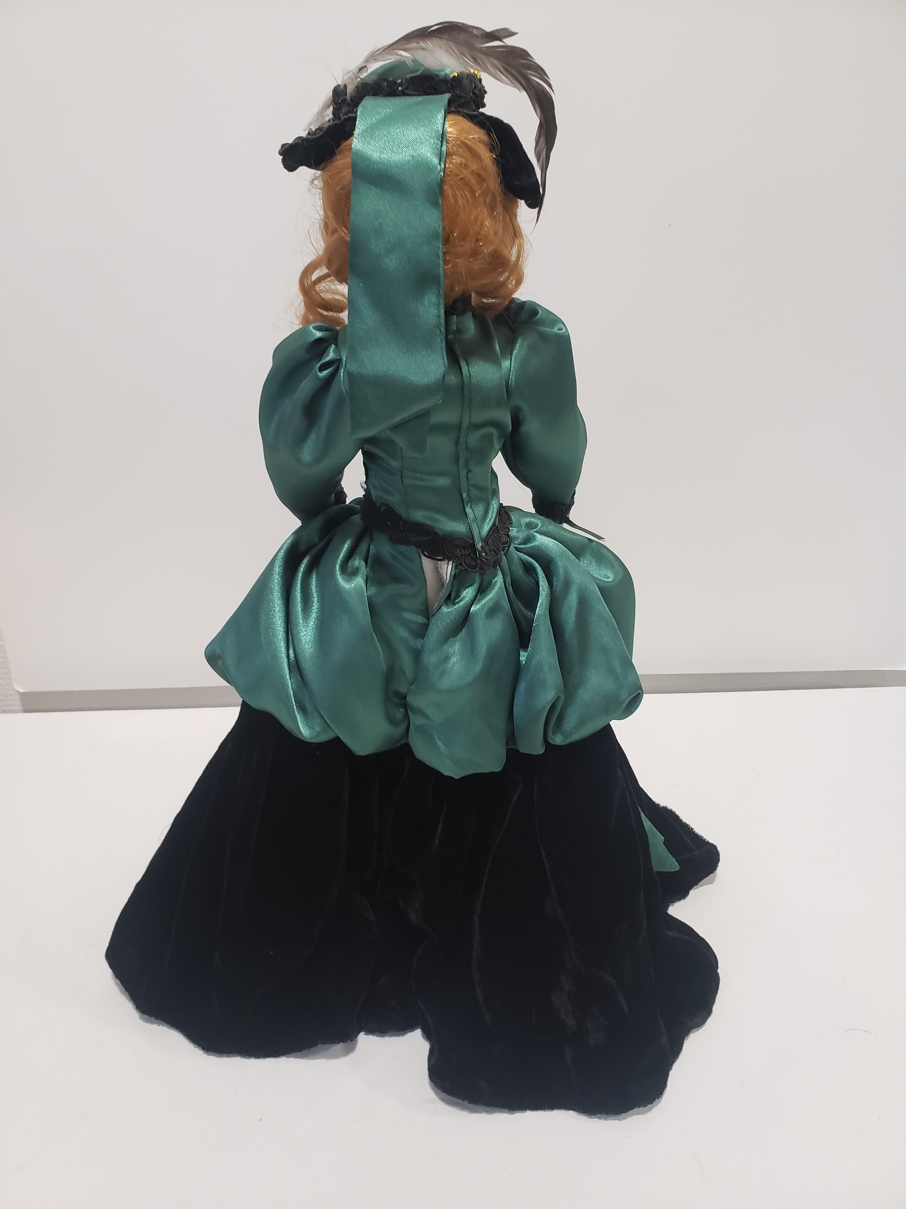 Poupée porcelaine et tissu sur son pied - Bon état - Photo 2