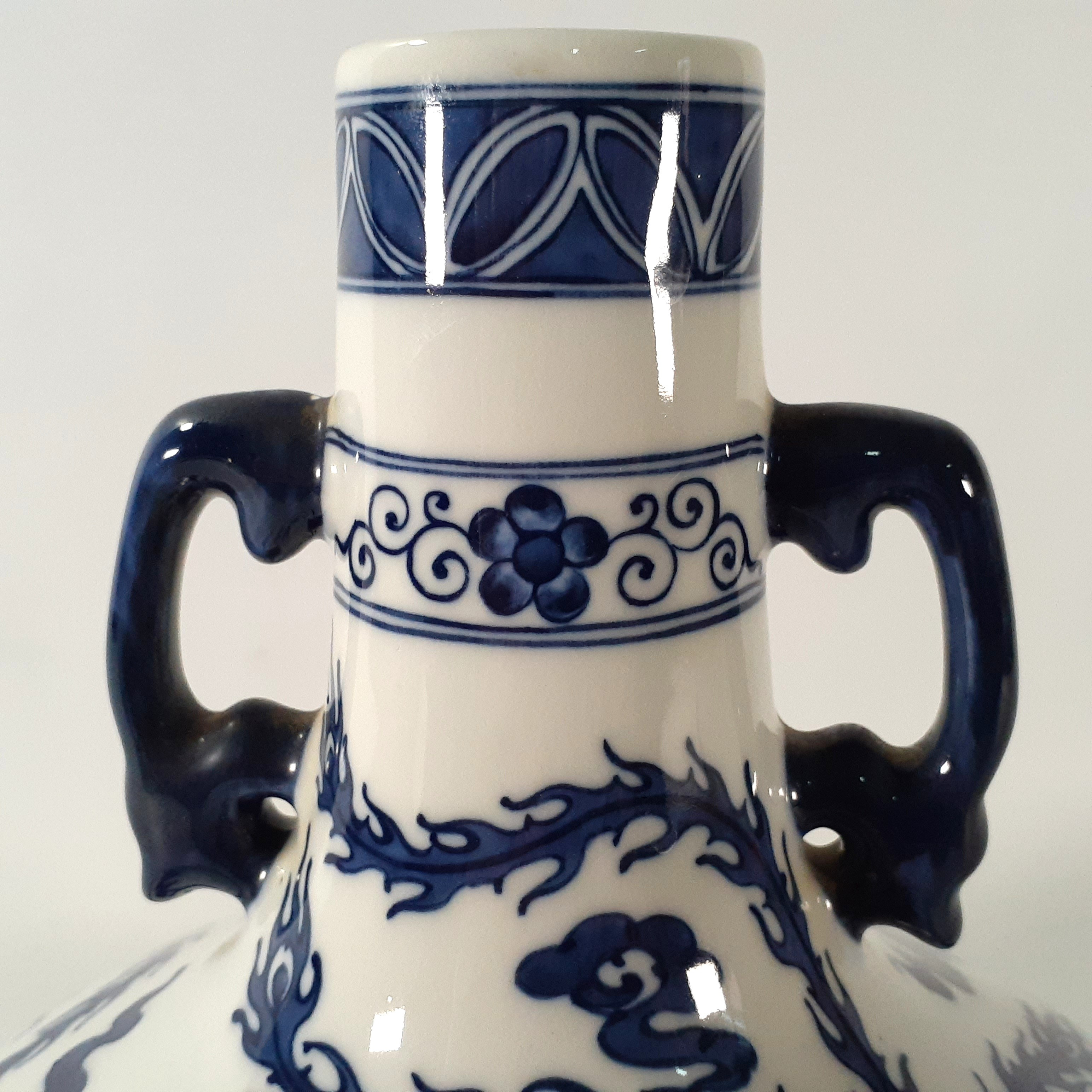 Voir photo 3 de Vase en porcelaine blanc et bleu - Chine Style période Yongzheng Vase en porcelaine blanc et bleu - Chine Style période Yongzheng Très bon état - Vue 3 -