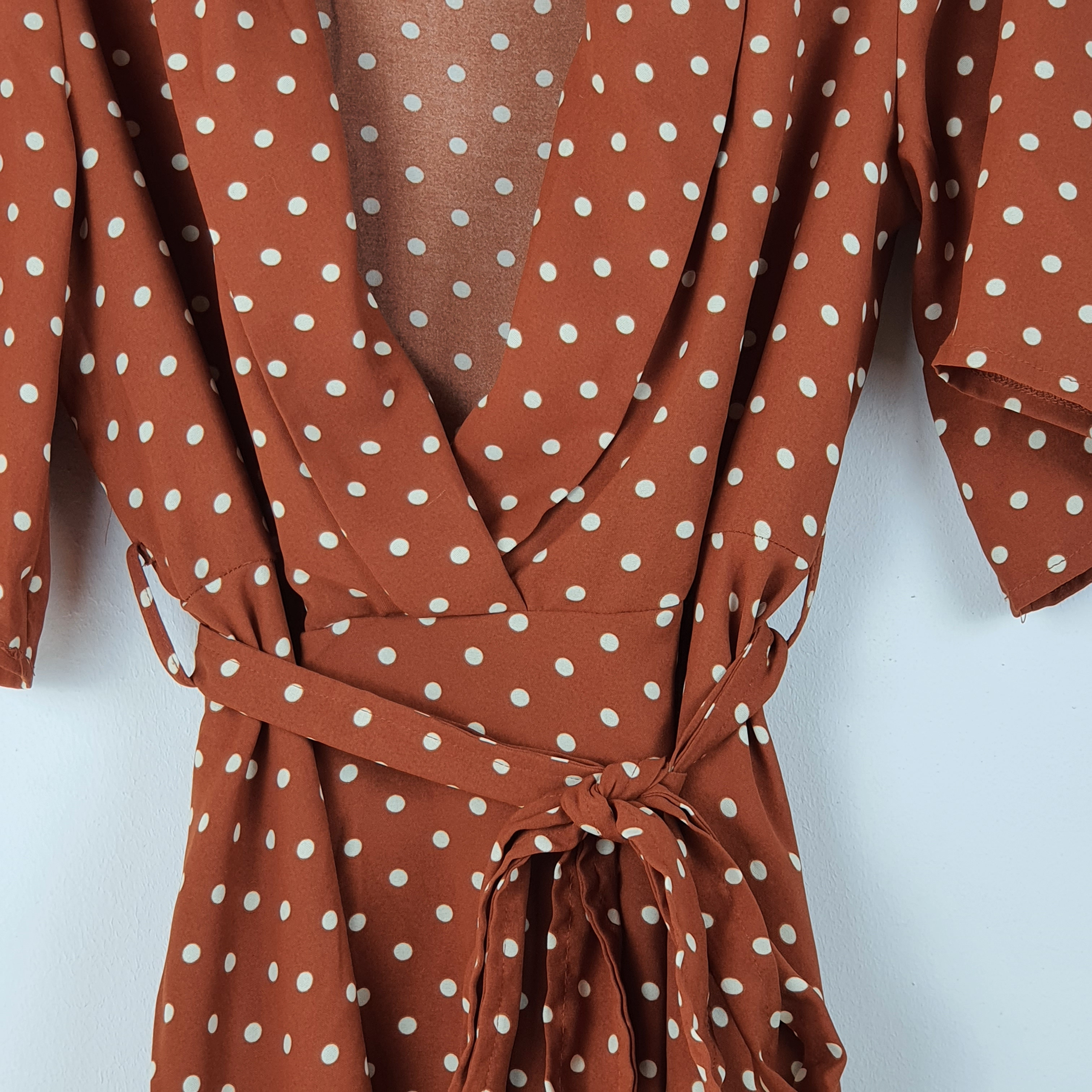 Robe femme courte ceinturée- rouille à pois blancs - Pretty Little Thing -34 Très bon état - Vue 3 - 