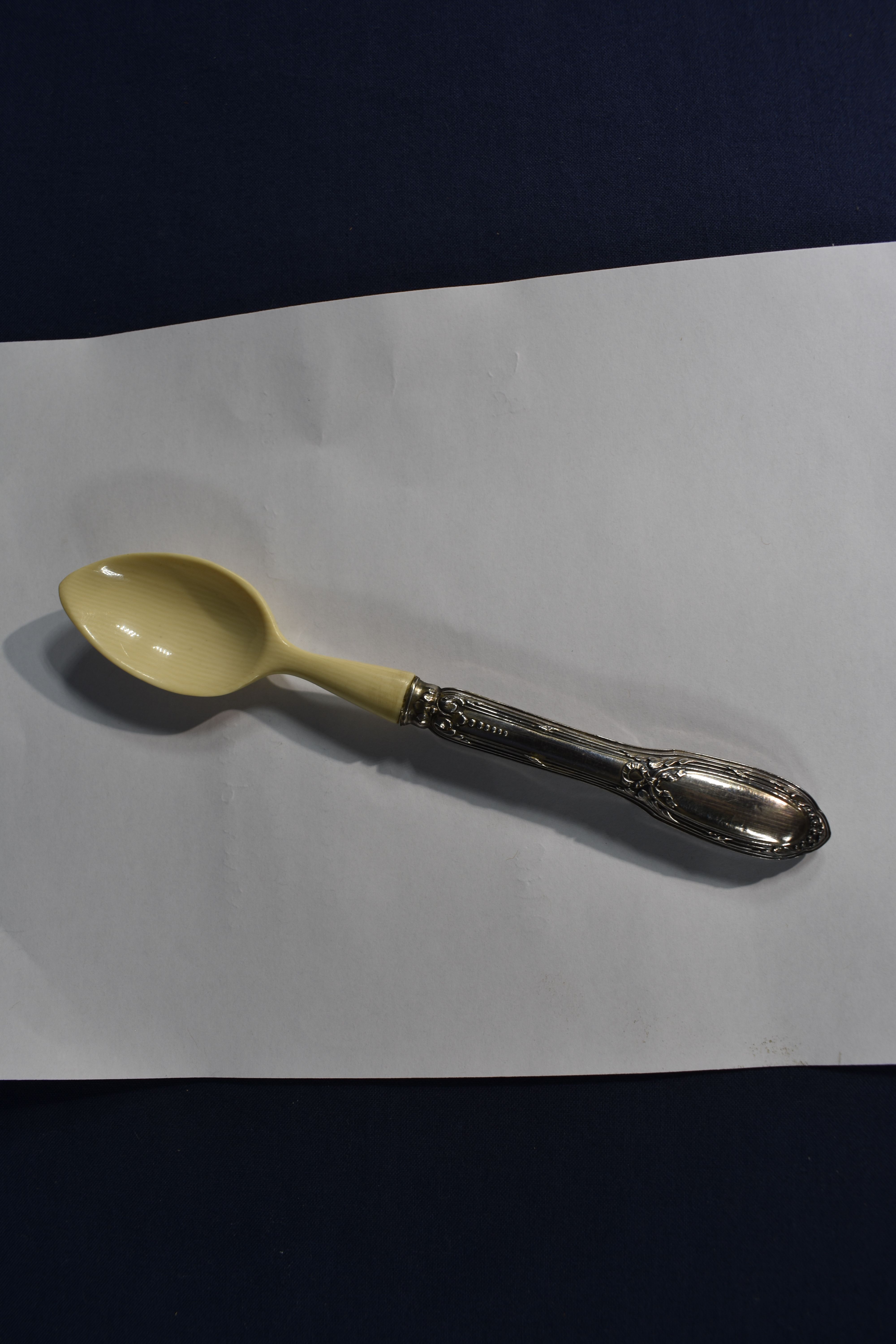 Ancienne cuillère à bouillie, manche en argent dans son écrin d'origine, longueur 15 cm. - Photo 3