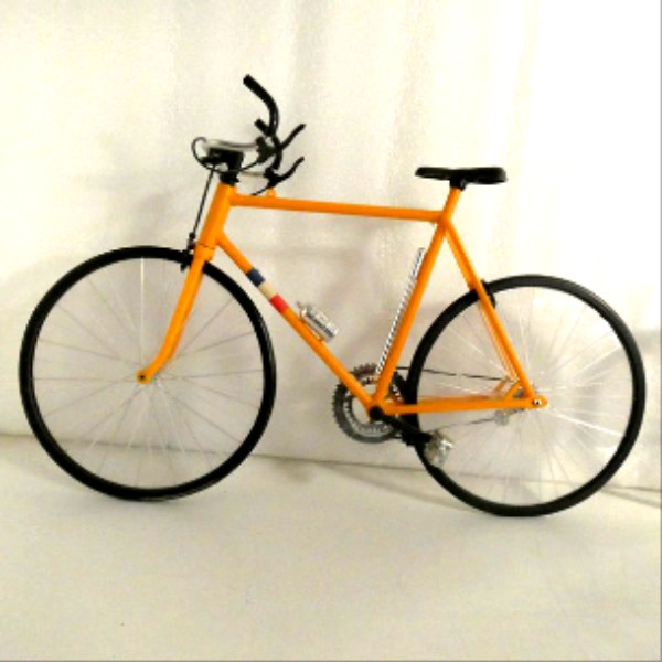 2 Mini-vélos rouge et orange Boule Or et casquette Tour de France  - Vue 7 - 