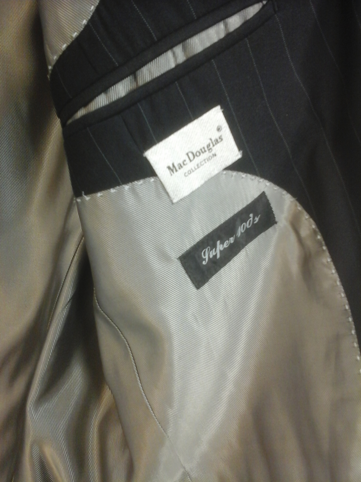 Voir photo 7 de Costume noir homme(veste+pantalon) ,Mac Douglas collection super 100's. Matière 59 % Laine,40 % Polyester,1% Elasthanne,Doublure 100% viscose,Etat neuf Costume noir homme(veste+pantalon) ,Mac Douglas collection super 100's. Matière 59 % Laine,40 % Polyester,1% Elasthanne,Doublure 100% viscose,Etat neuf Très bon état - Vue 7 -