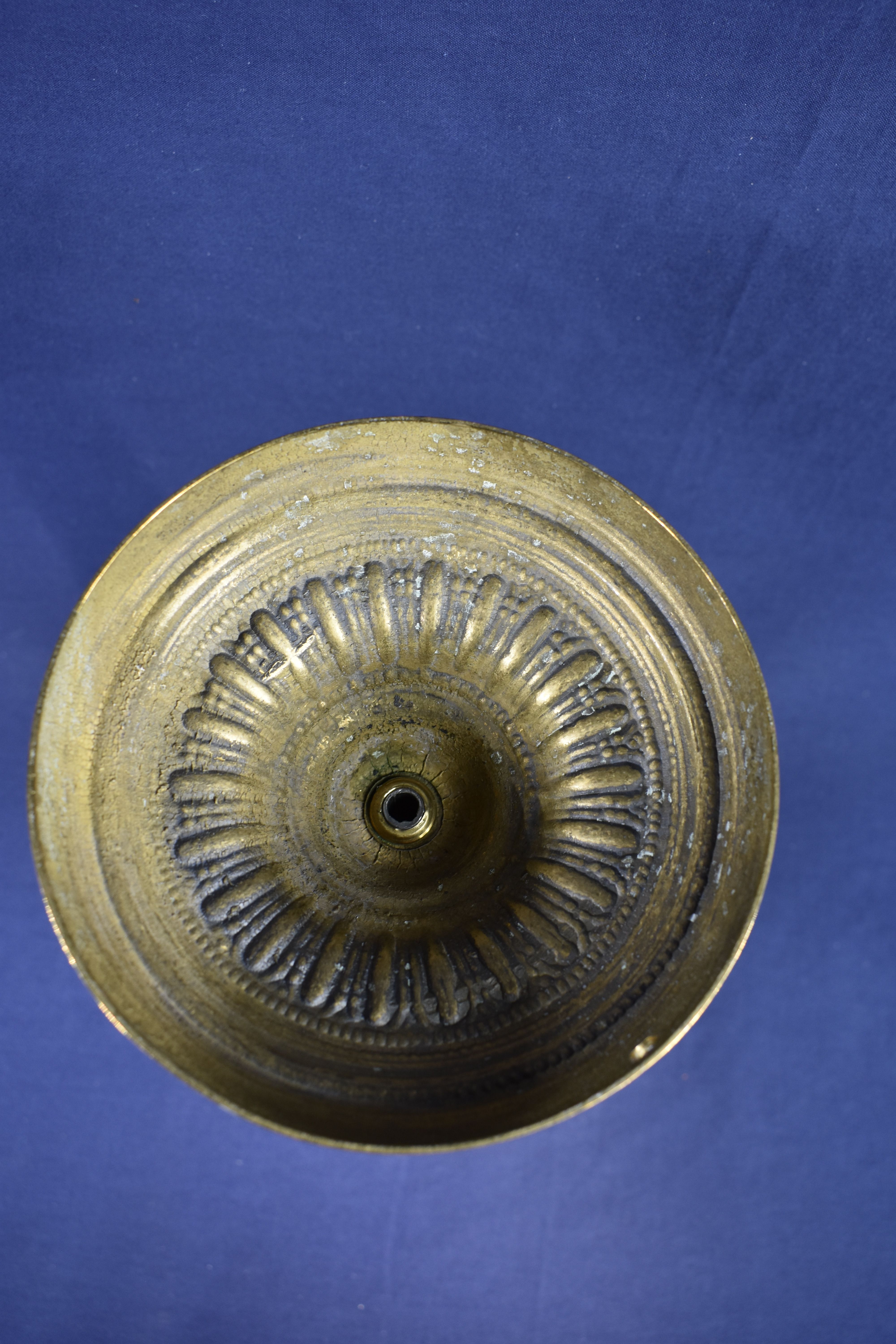Grand bougeoir en bronze fin XIX é, équipé pour être électrifié, hauteur 28.5 et diamètre 13.5 cm. - Photo 2
