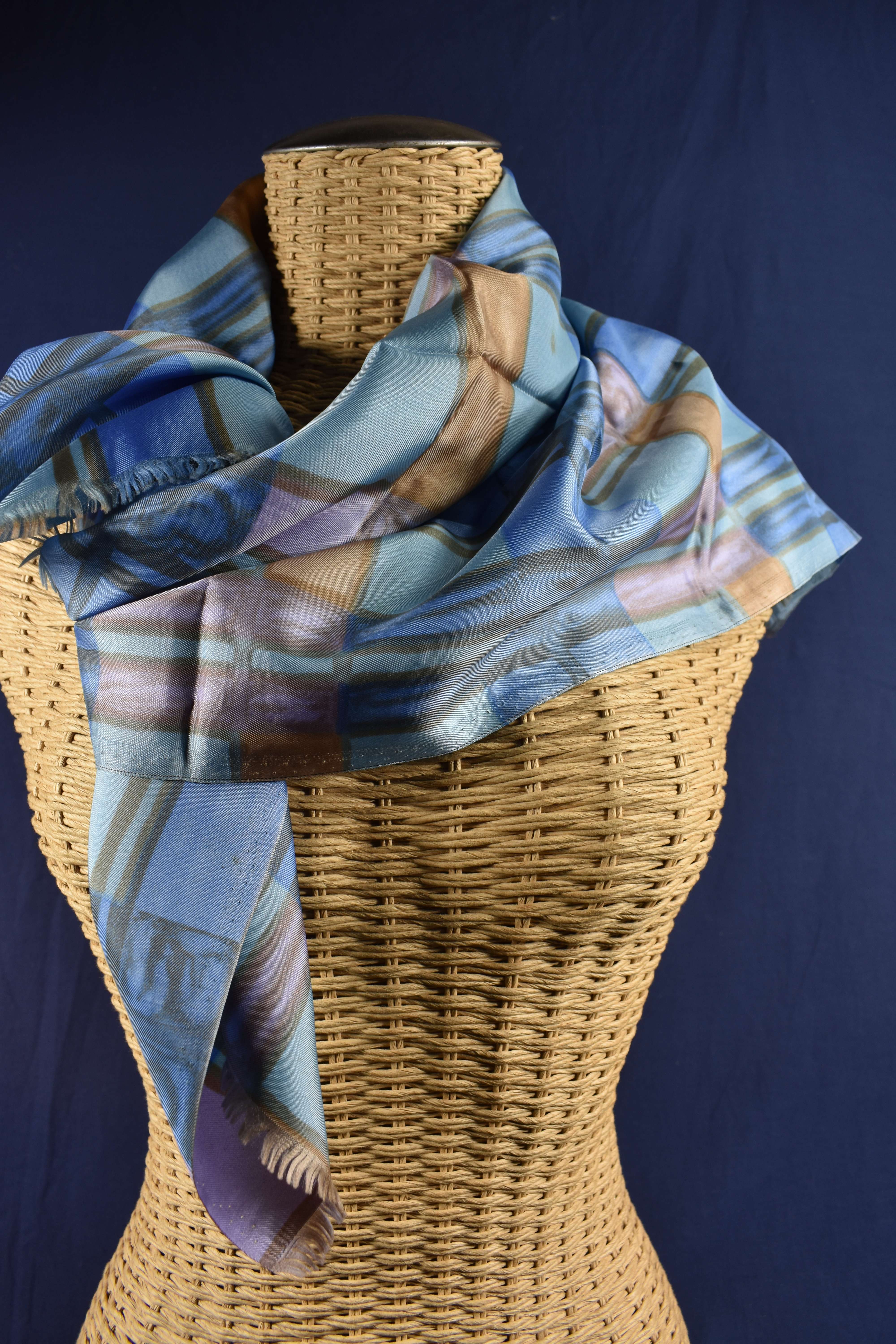 Foulard en Twill ( 90 x 81 cm ) dans les tons ocres et bleus. Bon état - Vue 5 - 