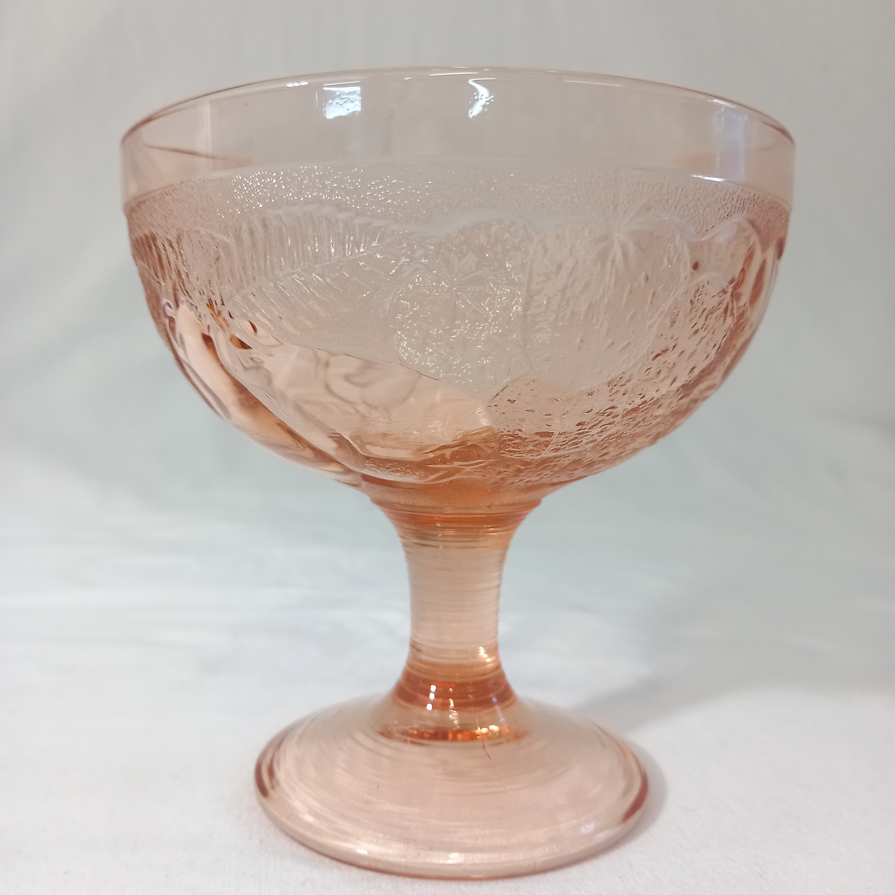 Lot de quatre coupes à fruits / glaces vintage, en verre rose Très bon état - Vue 4 - 