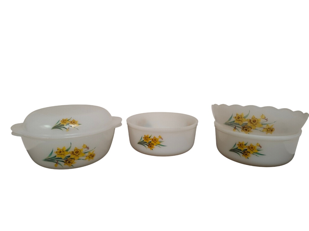 Plats, cocotte et saladier ARCOPAL modèle JONQUILLES années 60 - Photo 0