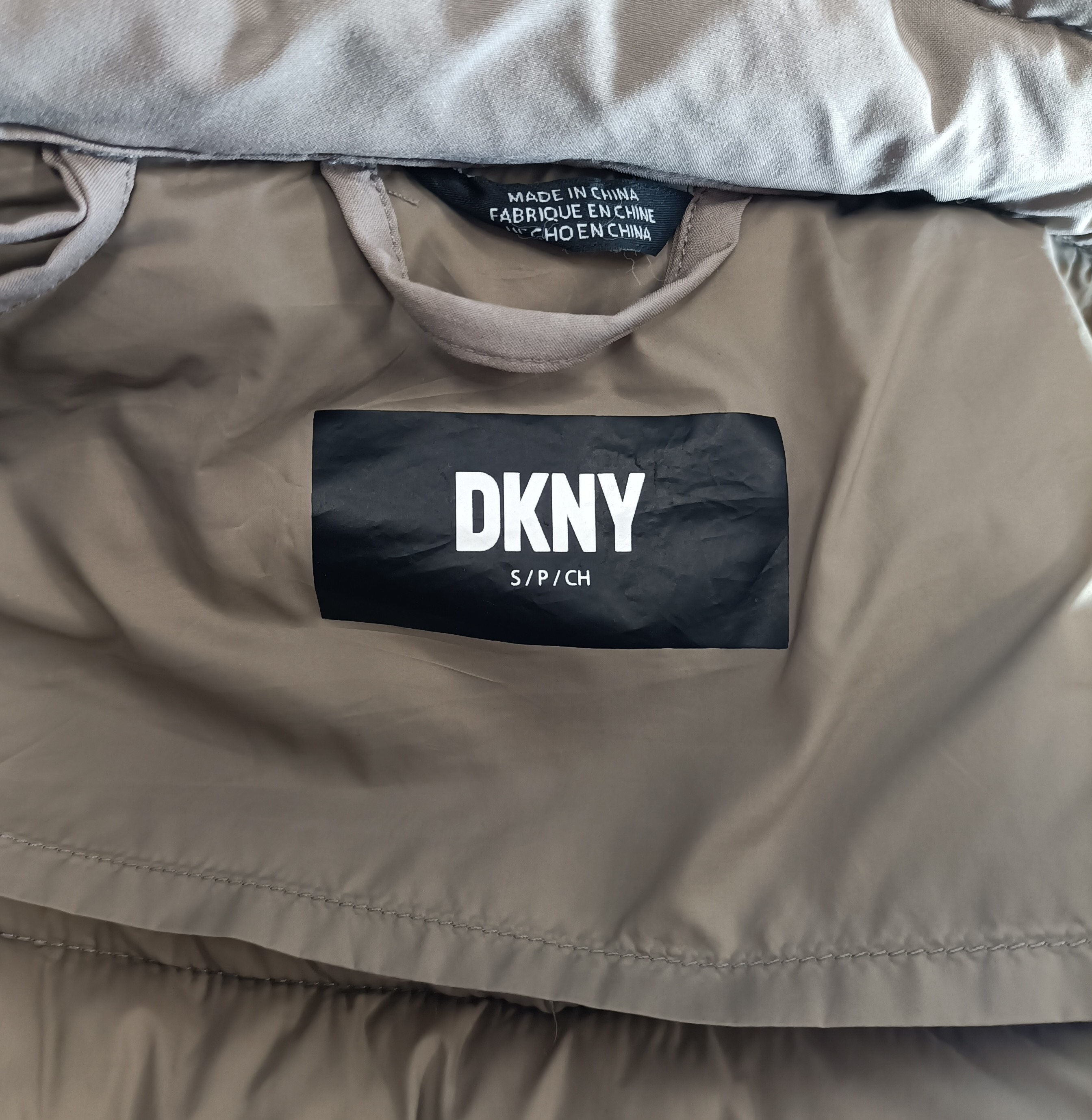 Doudoune beige DKNY Donna Karan New York à capuche, coupe mi-longue légère et chaude, logo dos, taille S  - Vue 7 - 