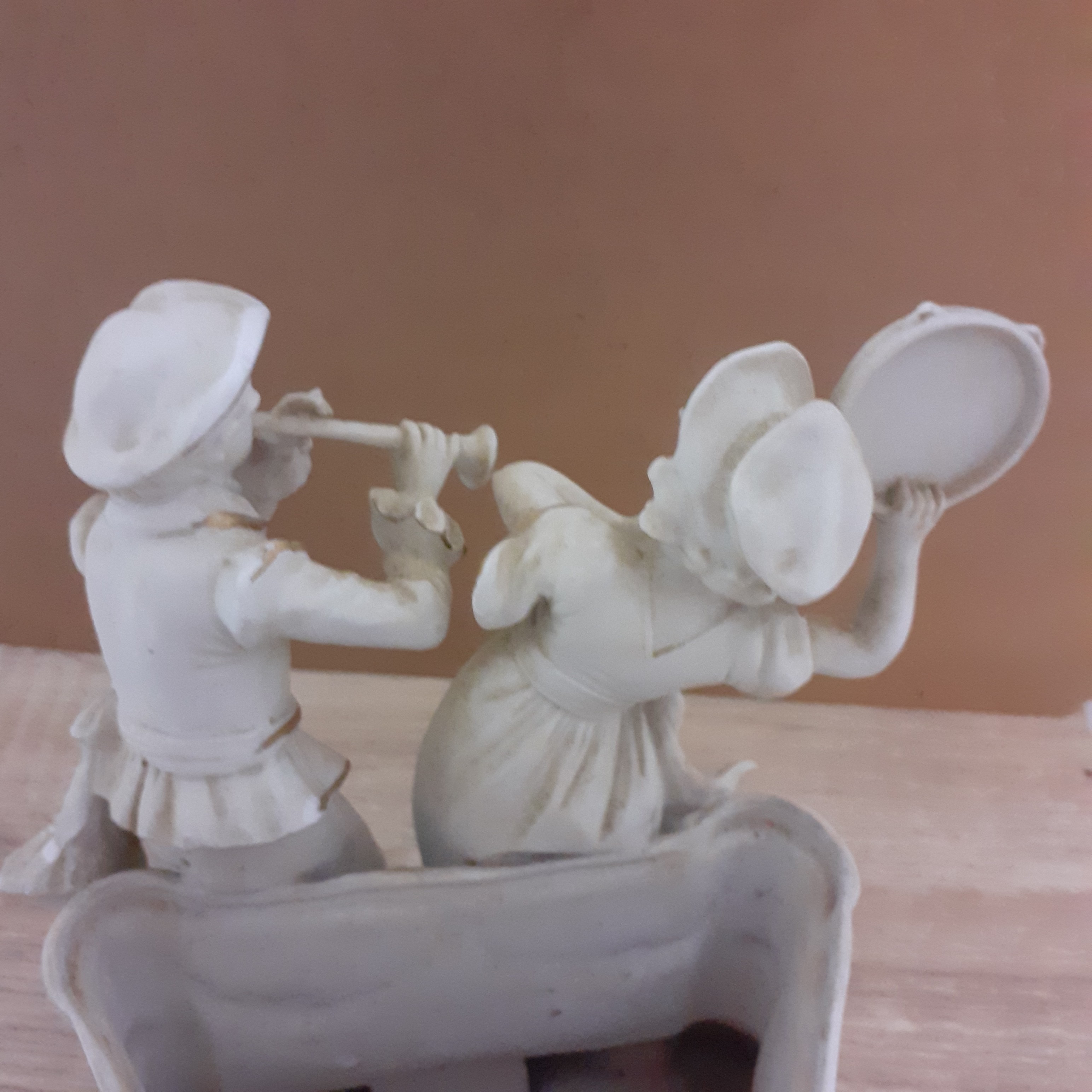 Voir photo 4 de Vide poche ou petit vase en biscuit ancien représentant des musiciens . Vide poche ou petit vase en biscuit ancien représentant des musiciens . Bon état - Vue 4 -