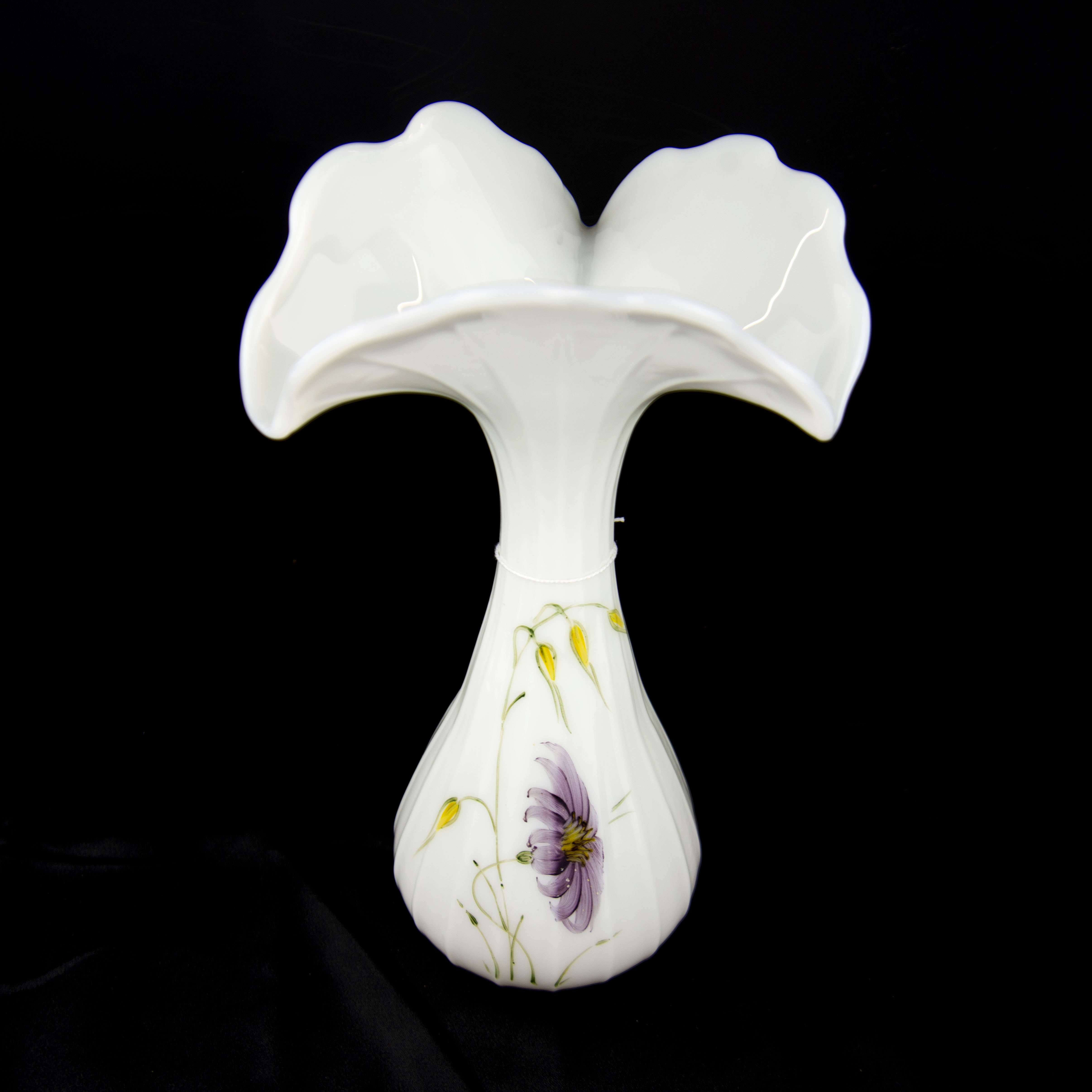 Vase en opaline à collerette décoré d'une élégante fleur peinte à la main ainsi que d'un brin d'orge Très bon état - Vue 2 - 