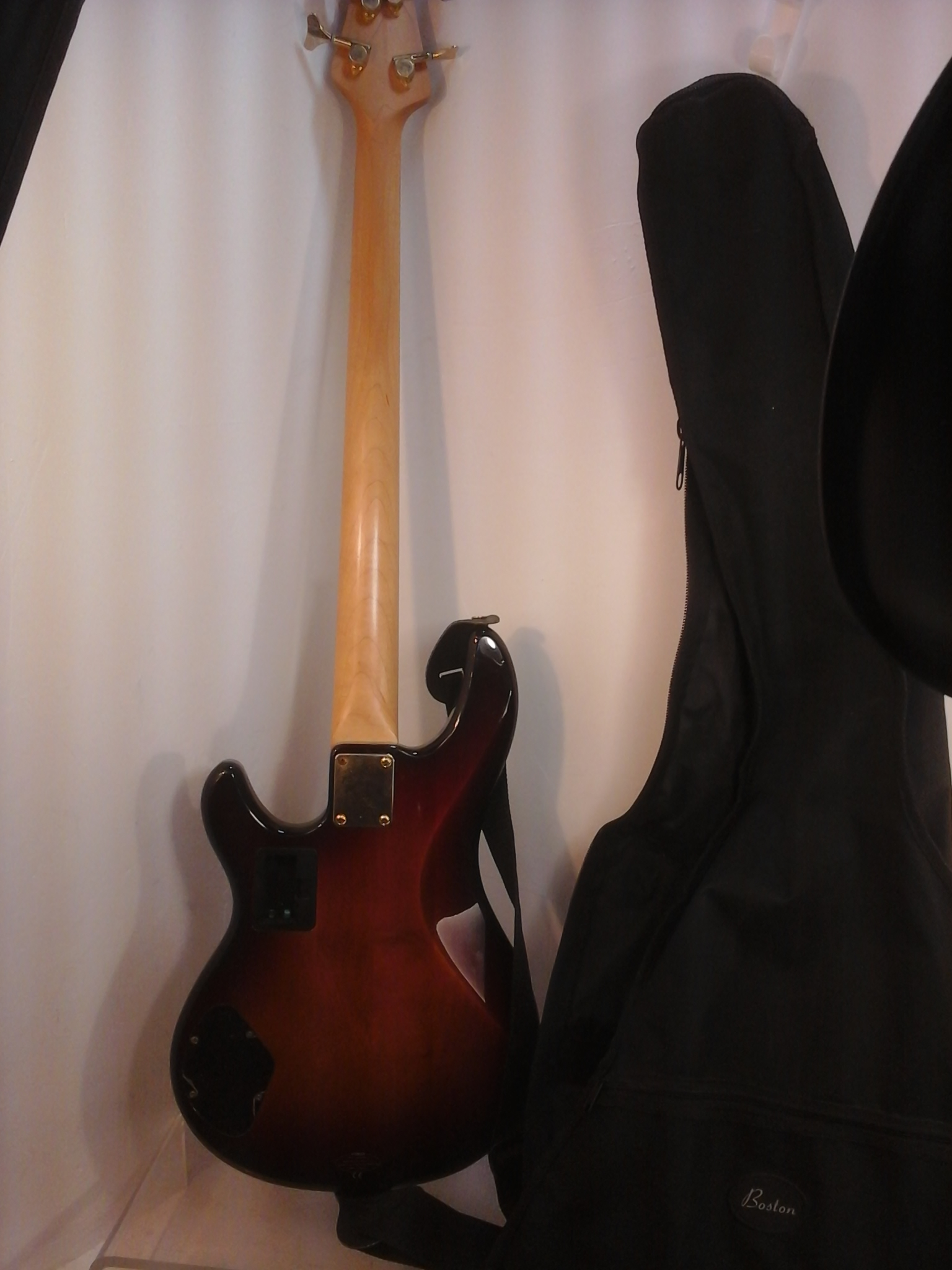 Voir photo 9 de Basse électrique Yamaha 4 cordes sunburst Basse électrique Yamaha 4 cordes sunburst Très bon état - Vue 9 -