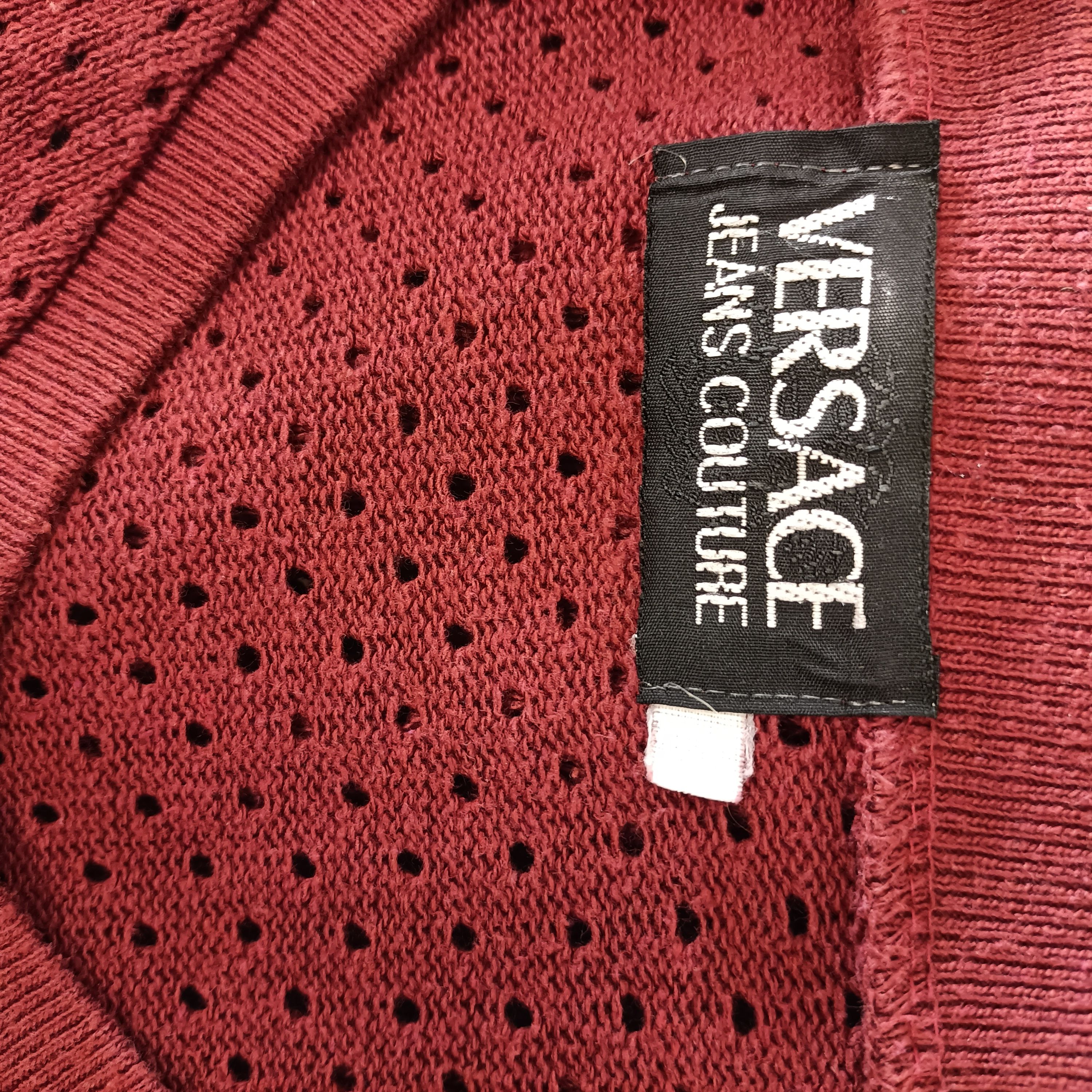 Pull ajouré bordeaux Versace Jeans Couture en coton, coupe ample et col V tendance Comme neuf - Vue 10 - 