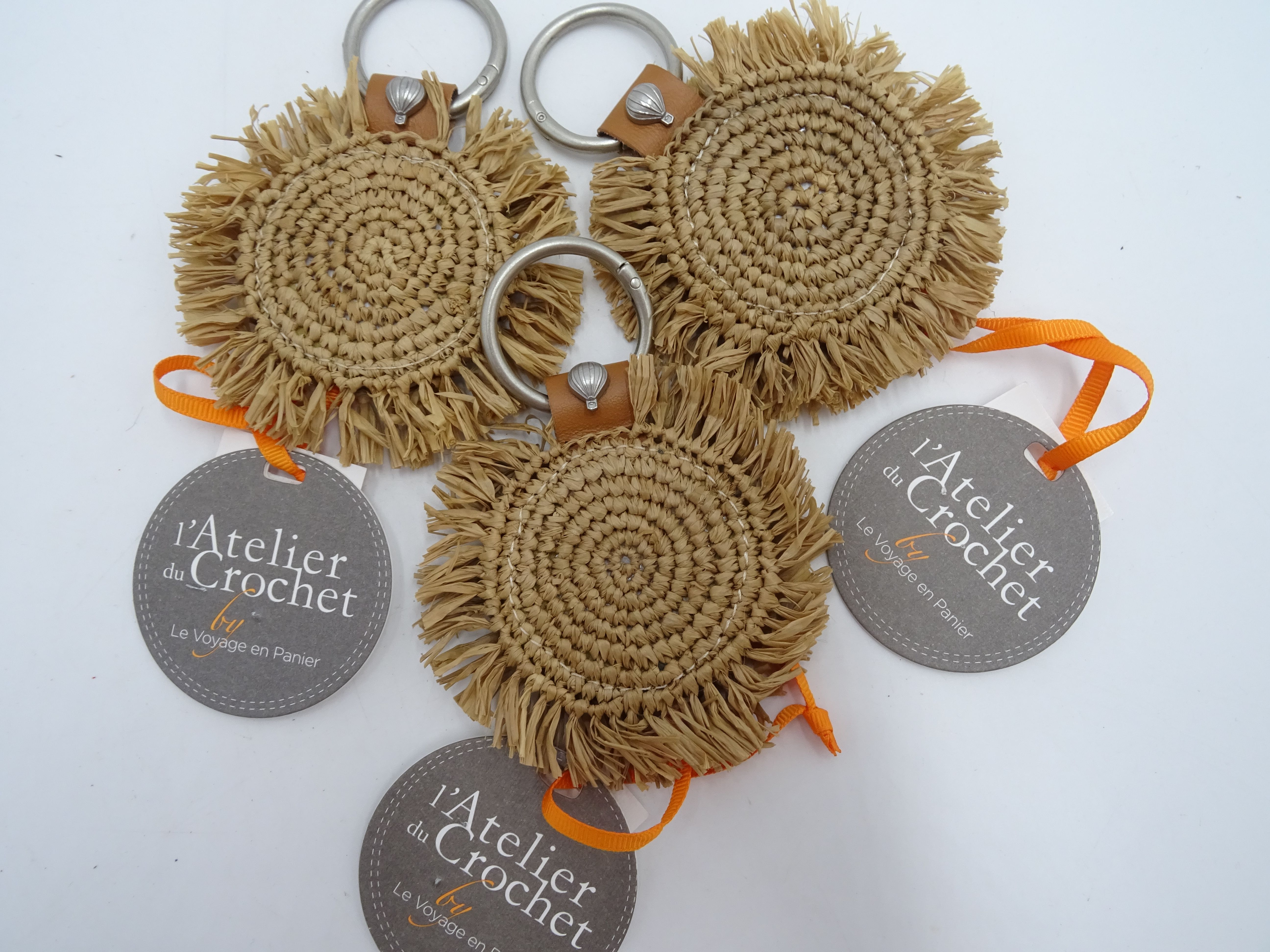 Voir photo 2 de Pince à chapeau beige foncé "l'Atelier du Crochet" Pince à chapeau beige foncé "l'Atelier du Crochet" - Vue 2 -