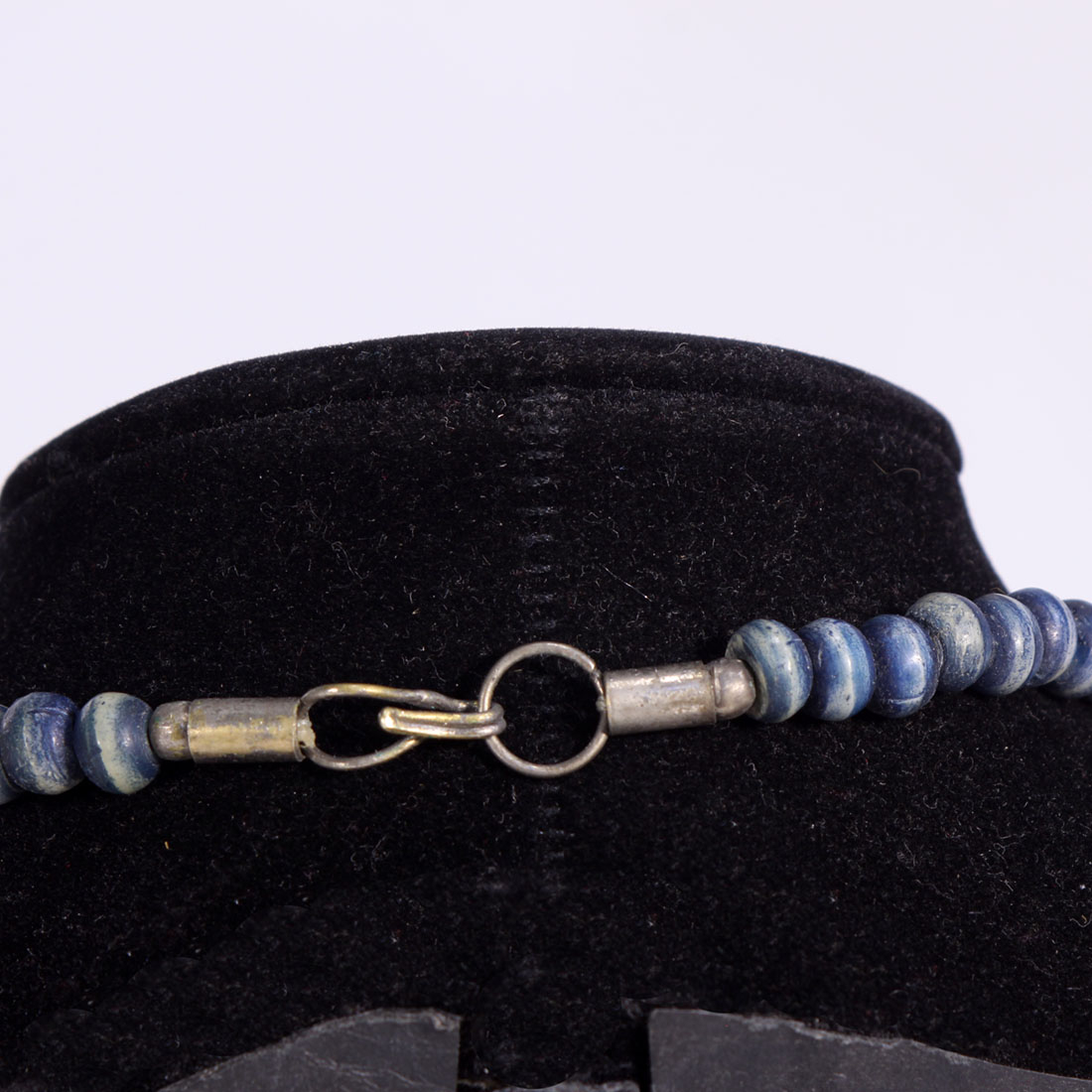 Voir photo 4 de Collier en os teint bleu Collier en os teint bleu - Vue 4 -