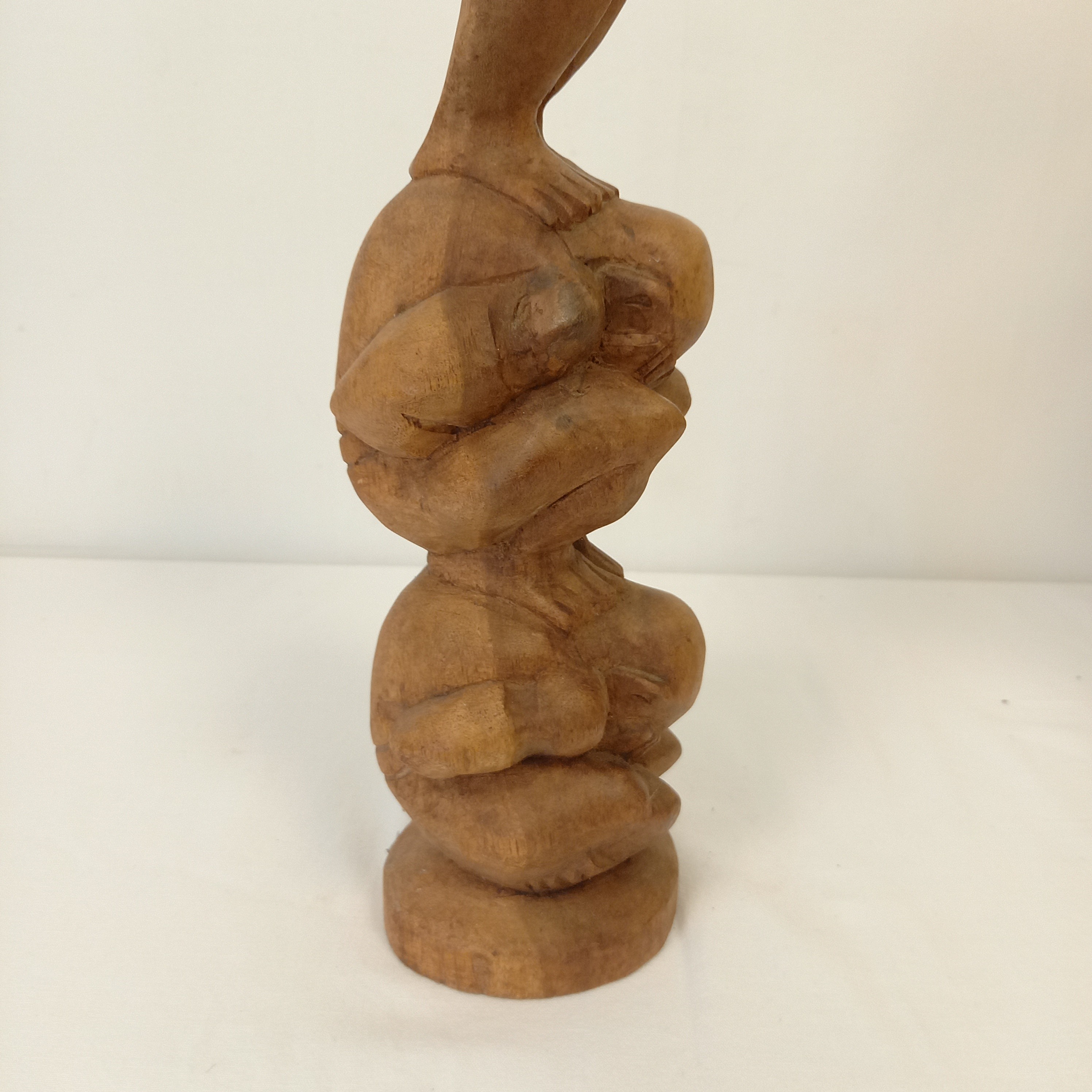 Sculpture totem en bois sculpté à la main 3 hommes accroupis les uns sur les autres - Photo 8