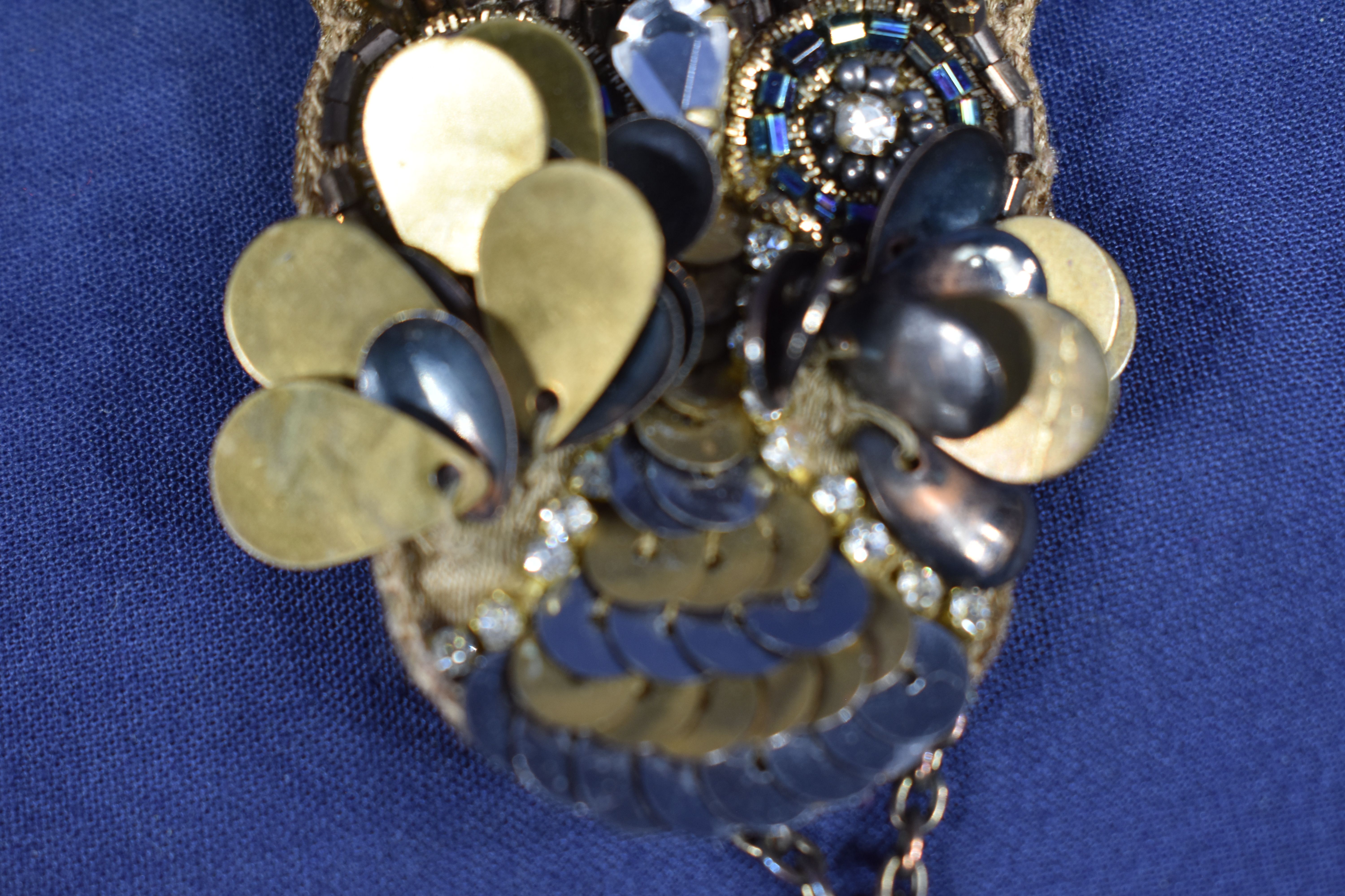Pendentif " Chouette " en perles et laiton, longueur 5 et largeur 4 cm. Bon état - Vue 3 - 