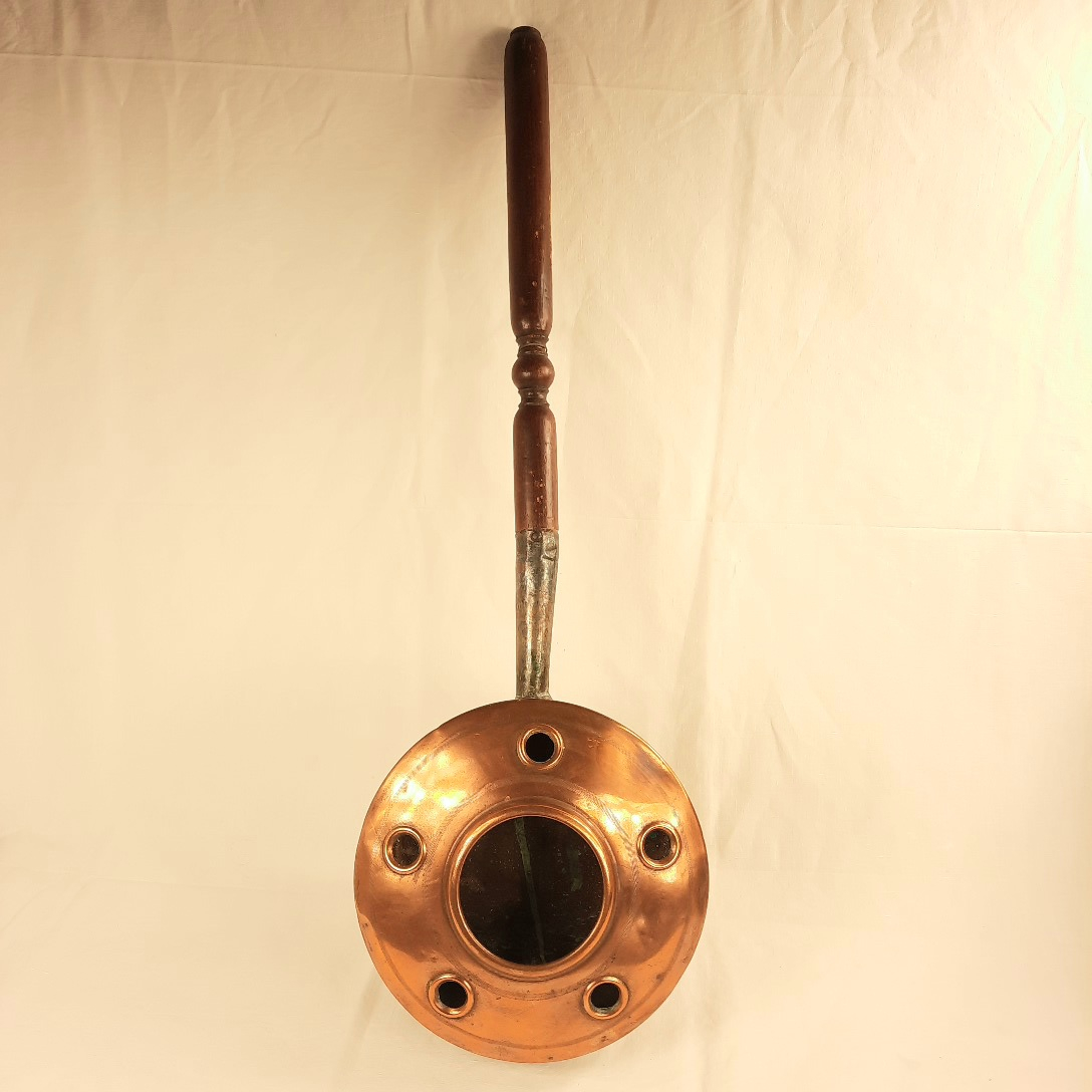 Acheter bassinoire ancienne en cuivre et manche de bois collector vintage Très bon état - 50,00 € bassinoire ancienne en cuivre et manche de bois collector vintage Très bon état - reconditionné disponible sur Label Emmaüs
