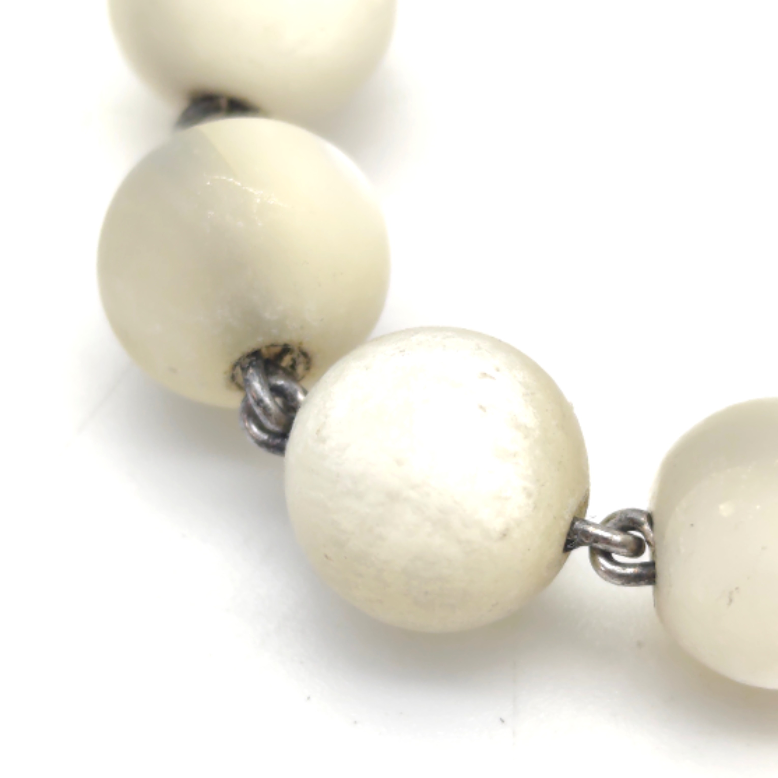 Voir photo 3 de Bracelet ancien en perles de nacre Bracelet ancien en perles de nacre - Vue 3 -