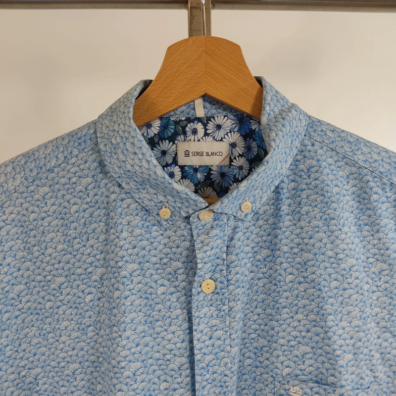 Voir photo 4 de Chemise homme manches courtes serge blanco bleu clair motifs discrets, doublure fleurie Chemise homme manches courtes serge blanco bleu clair motifs discrets, doublure fleurie Très bon état - Vue 4 -
