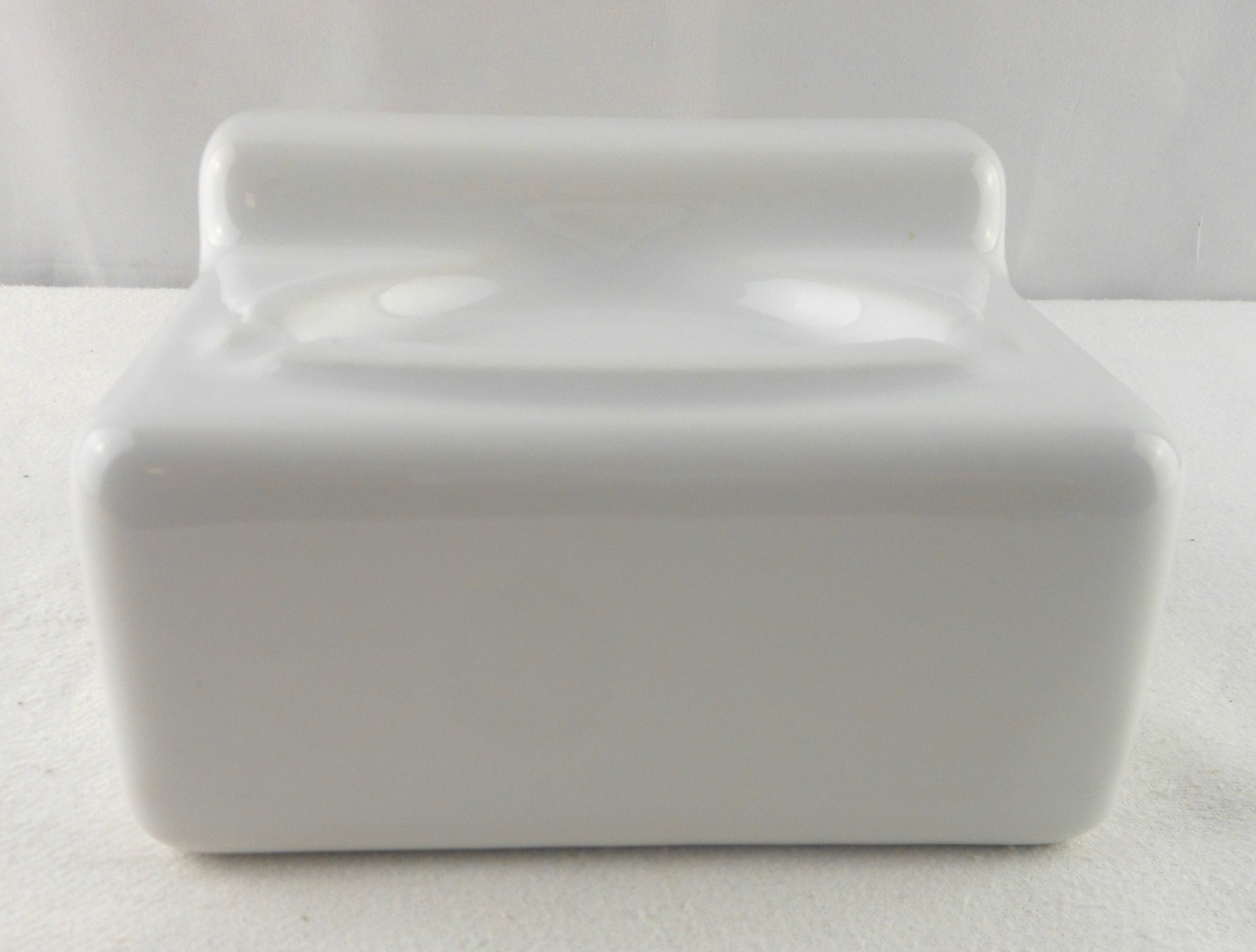 lot Ancien distributeur dévidoir à papier toilette + fait cendrier en même temps en porcelaine blanc quantité 2 le prix et pour 1 seul - Bon état sur Label Emmaüs