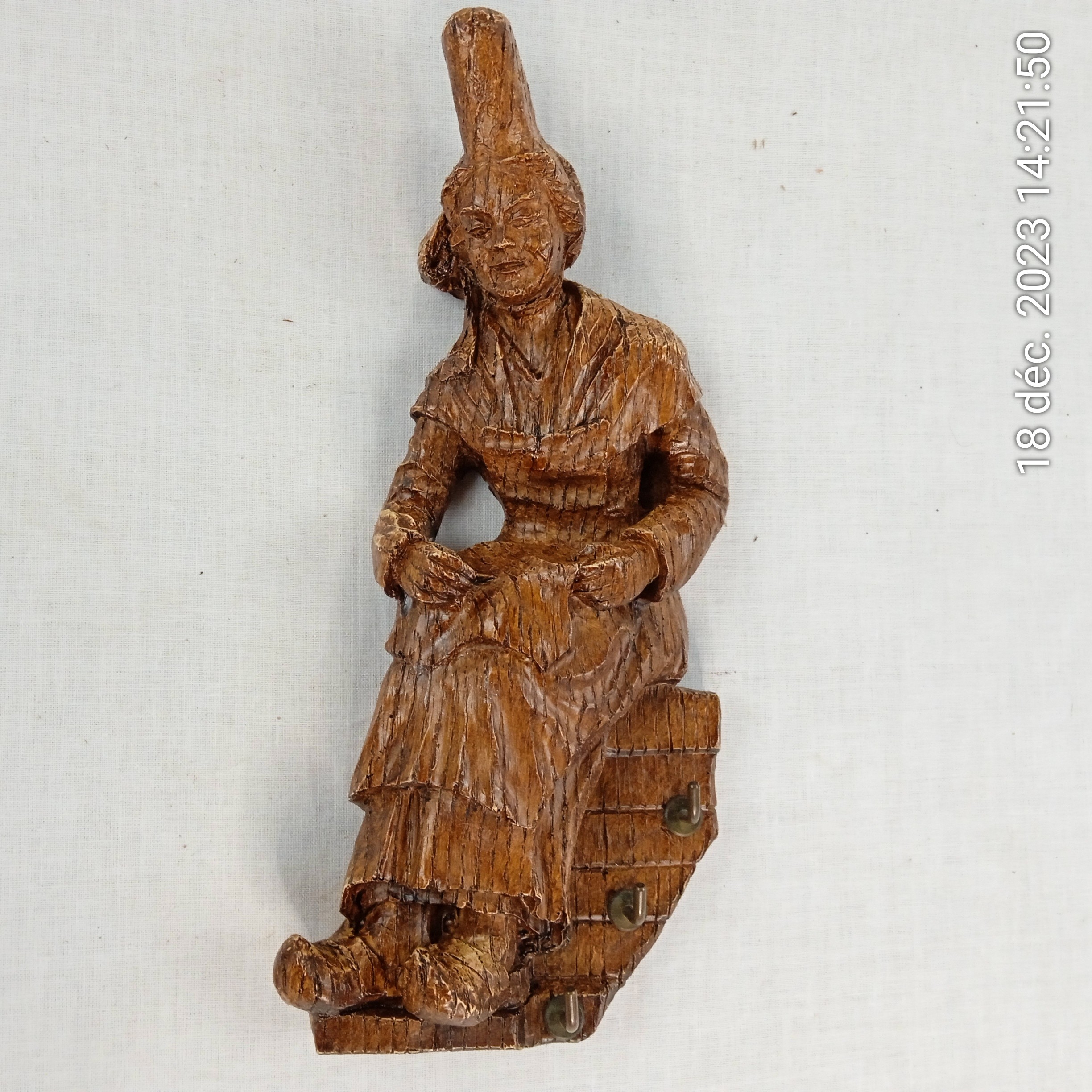 Statuette murale en bois 