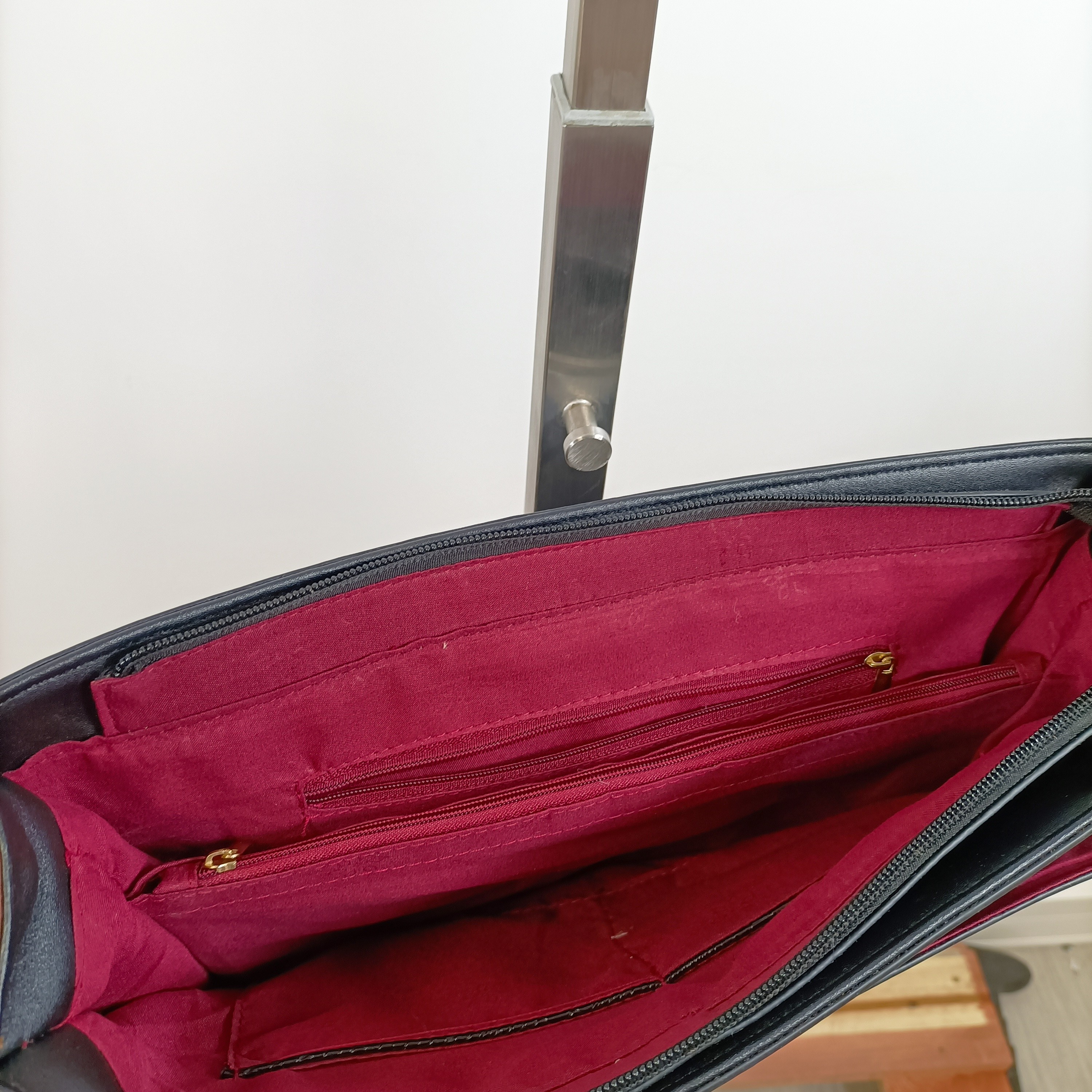 Sacoche cartable vintage simili cuir noir et marron croco, intérieur bordeaux Comme neuf - Vue 5 - 