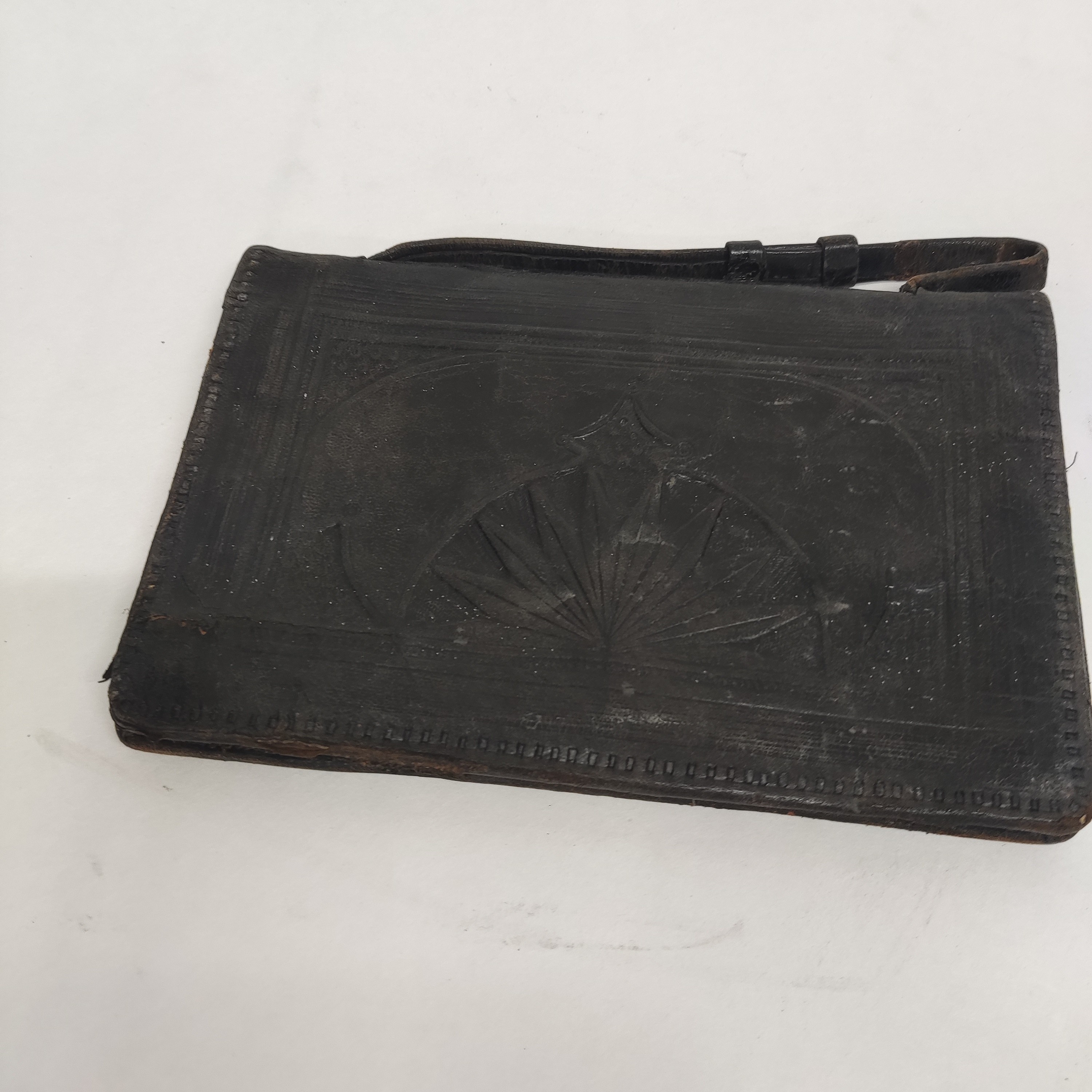 Pochette cuir ancienne  État correct - Vue 3 - 