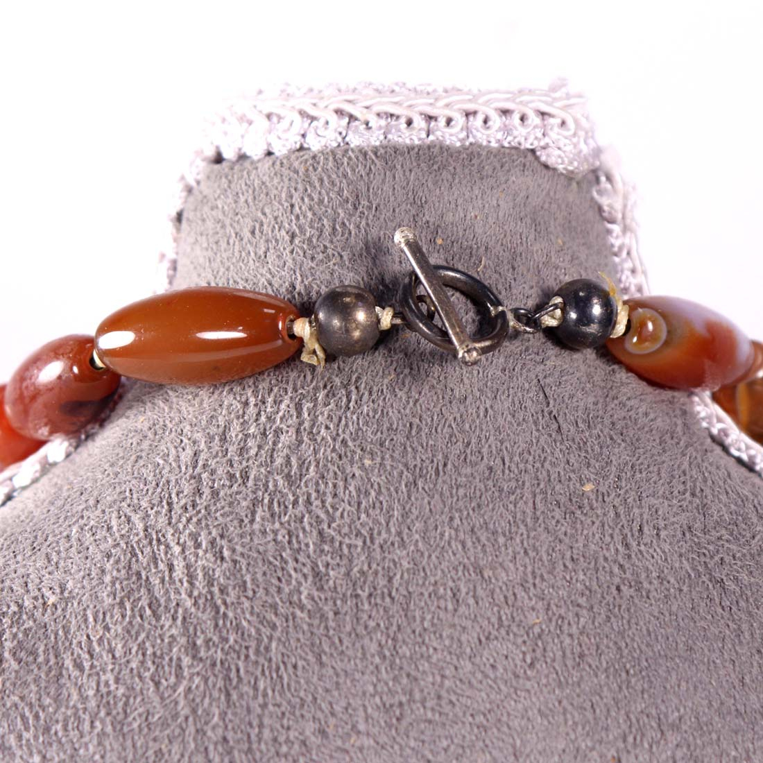 Collier en pierre Bon état - Vue 3 - 