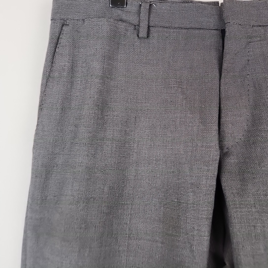 Voir photo 2 de Celio - Pantalon gris en coton - Taille 42/44 - Longueur= 91 cm Celio - Pantalon gris en coton - Taille 42/44 - Longueur= 91 cm Très bon état - Vue 2 -