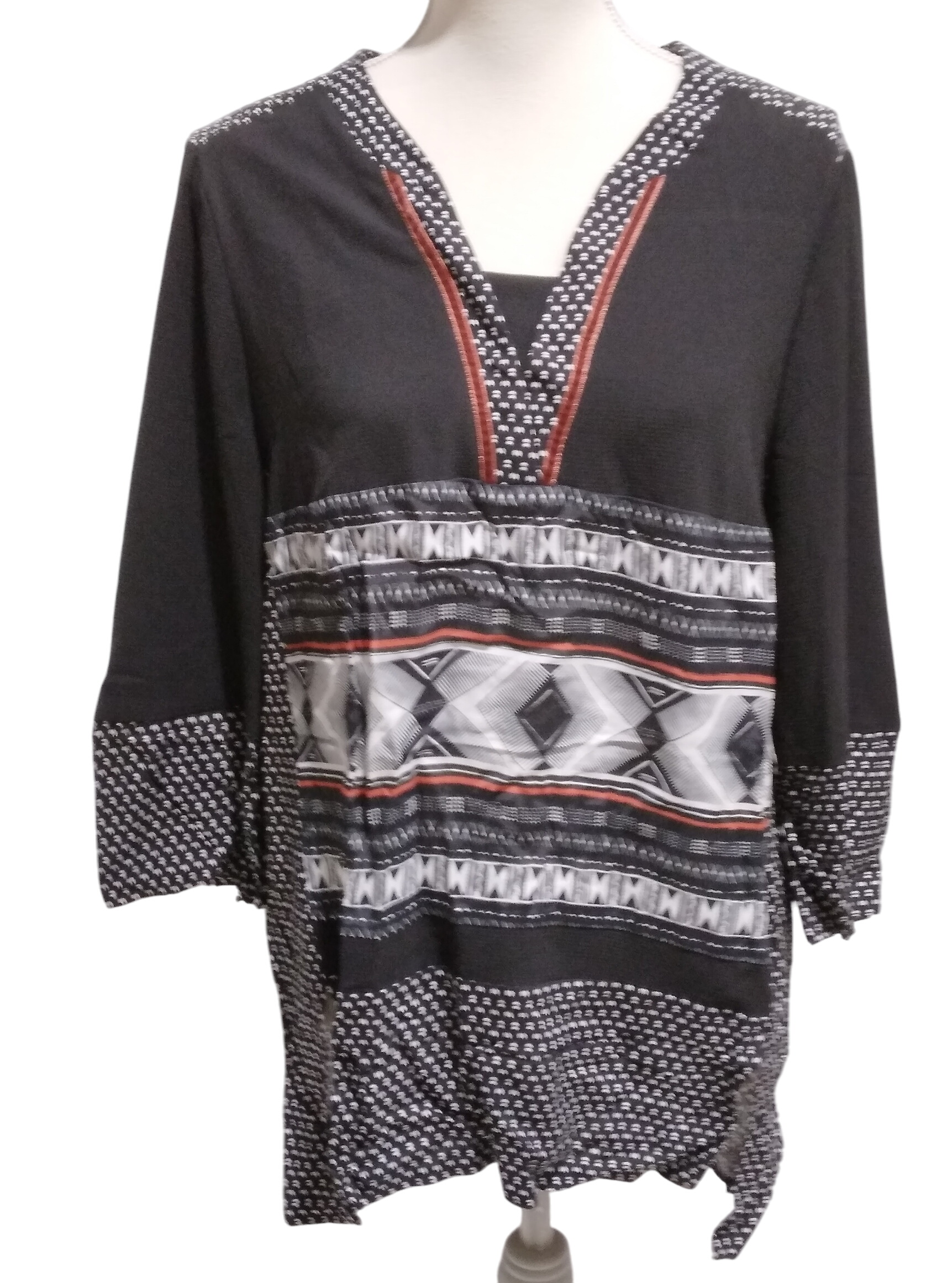 Acheter T-Shirt manche longue noir imprimé géométrique blanc, Christine Laure - 1 Comme neuf - 18,00 € T-Shirt manche longue noir imprimé géométrique blanc, Christine Laure - 1 Comme neuf - reconditionné disponible sur Label Emmaüs