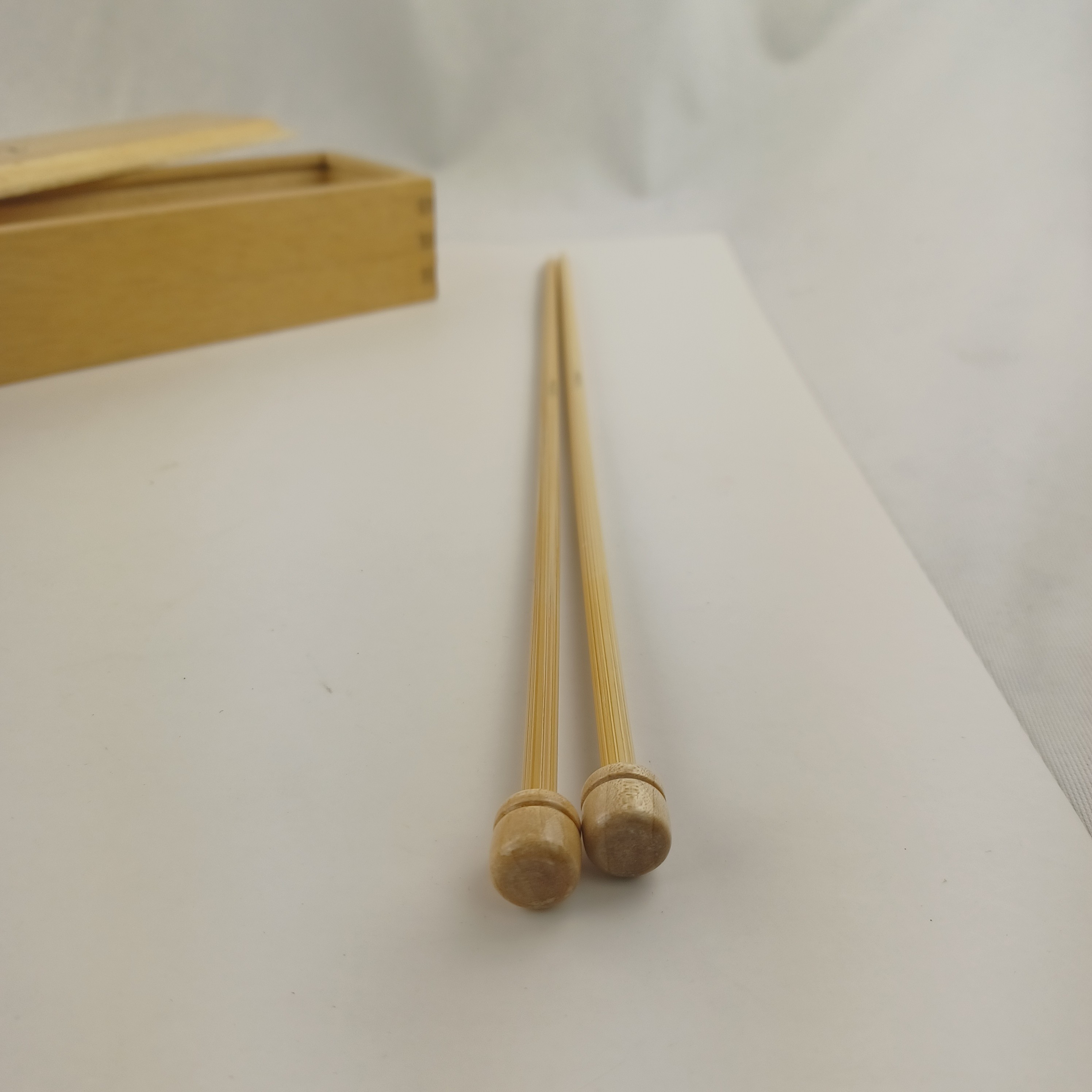 Boîte “range aiguilles à tricoter” en bois vernis Très bon état - Vue 3 - 
