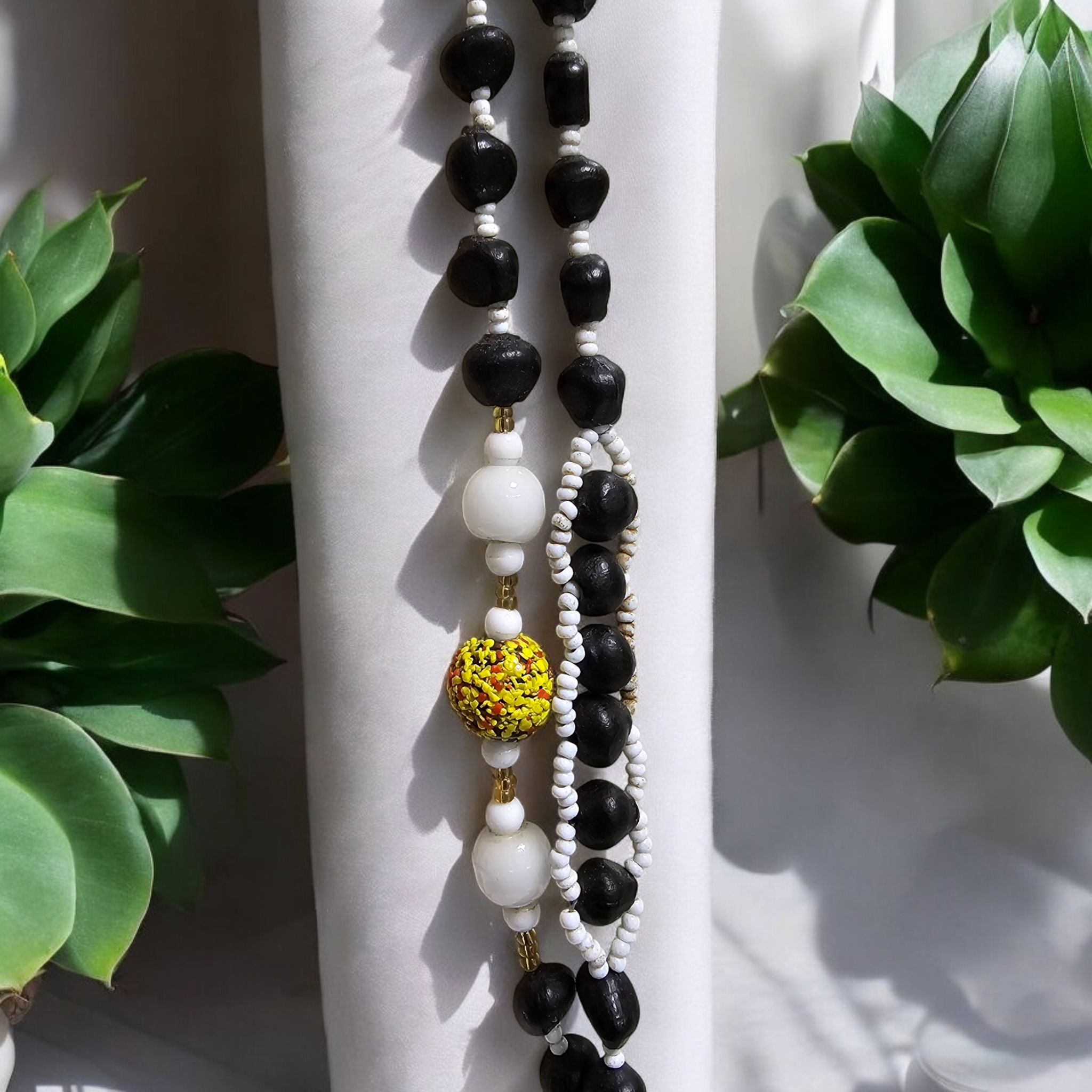 Long Collier perles de verre -noire-multicolores Très bon état - Vue 4 - 
