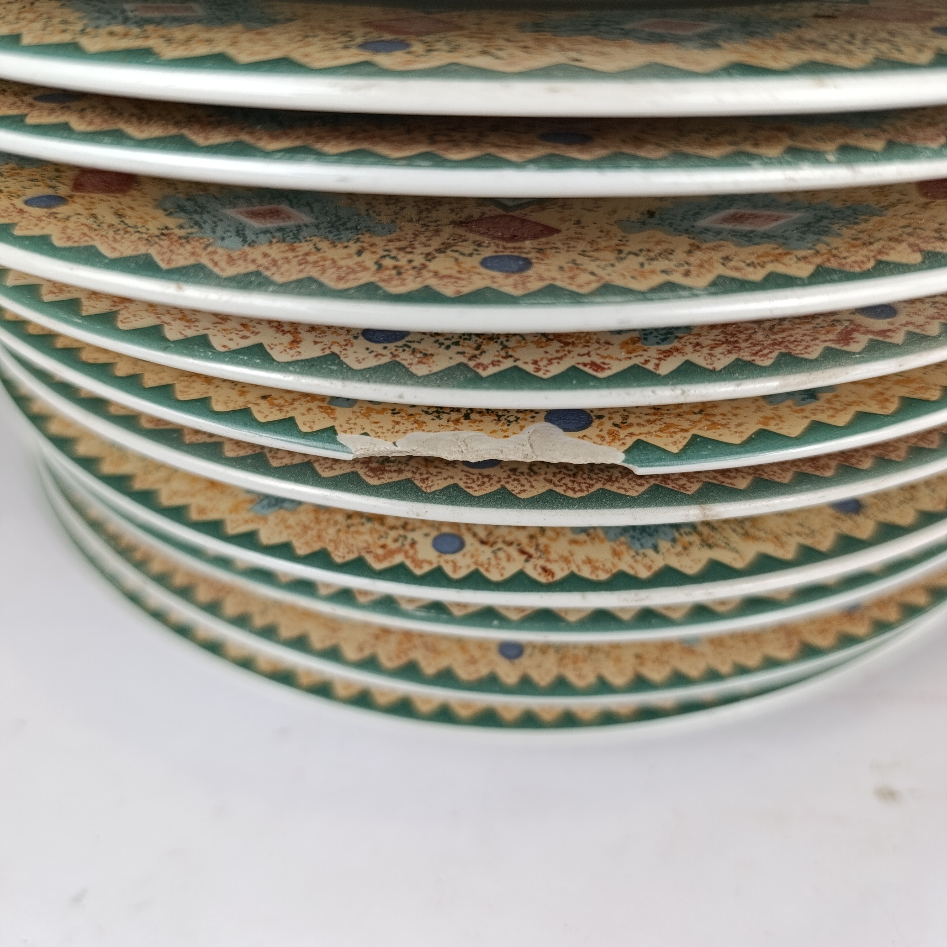 Voir photo 5 de Un service d'assiettes qui contient: 33 grandes plates, 14 petites à desserts plates, 6 creuses( ARVIDIS Fabriqué en INDONESIE ) Un service d'assiettes qui contient: 33 grandes plates, 14 petites à desserts plates, 6 creuses( ARVIDIS Fabriqué en INDONESIE ) État correct - Vue 5 -