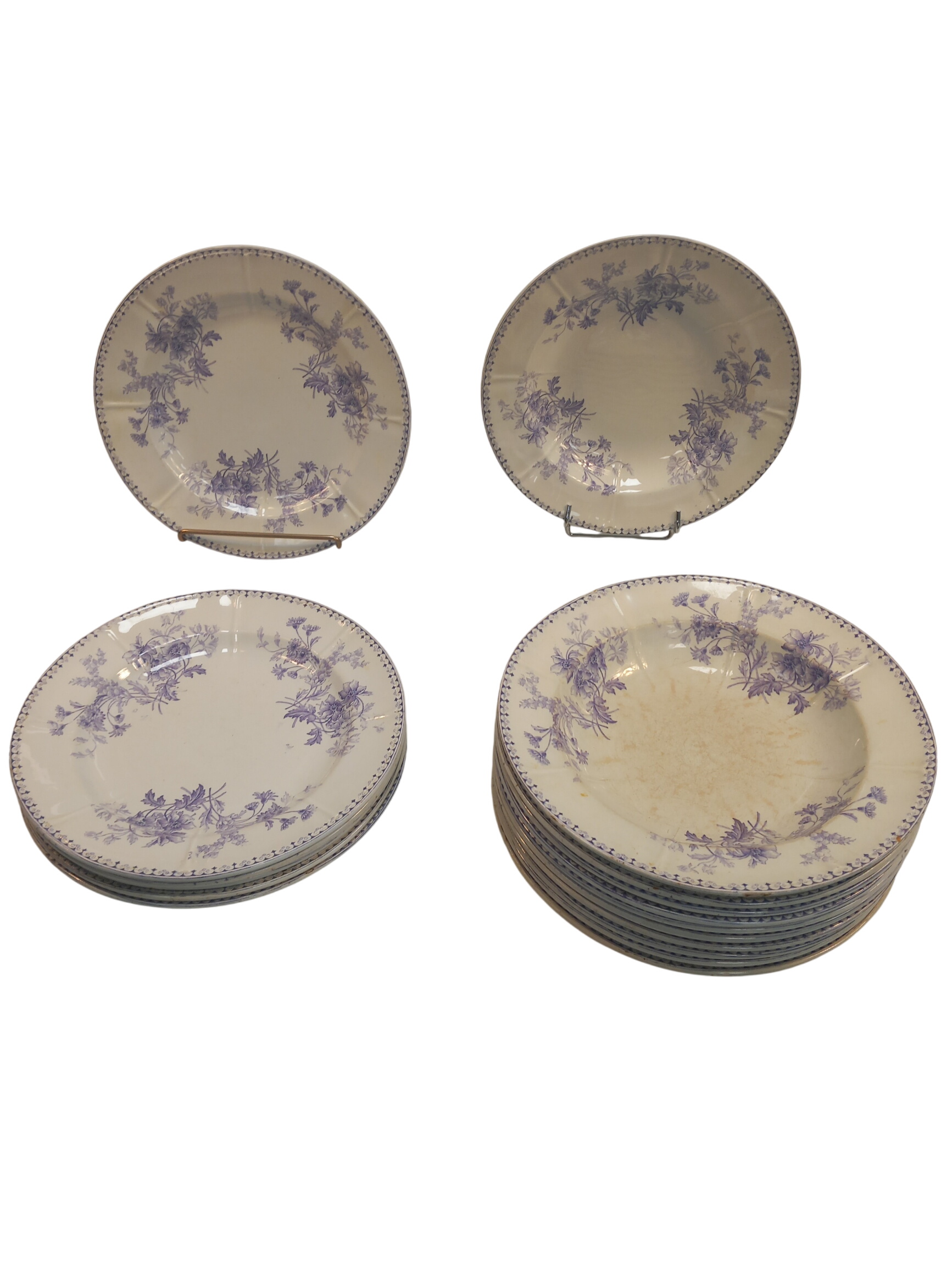 Lot de 22 assiettes en terre de fer, motif floral 