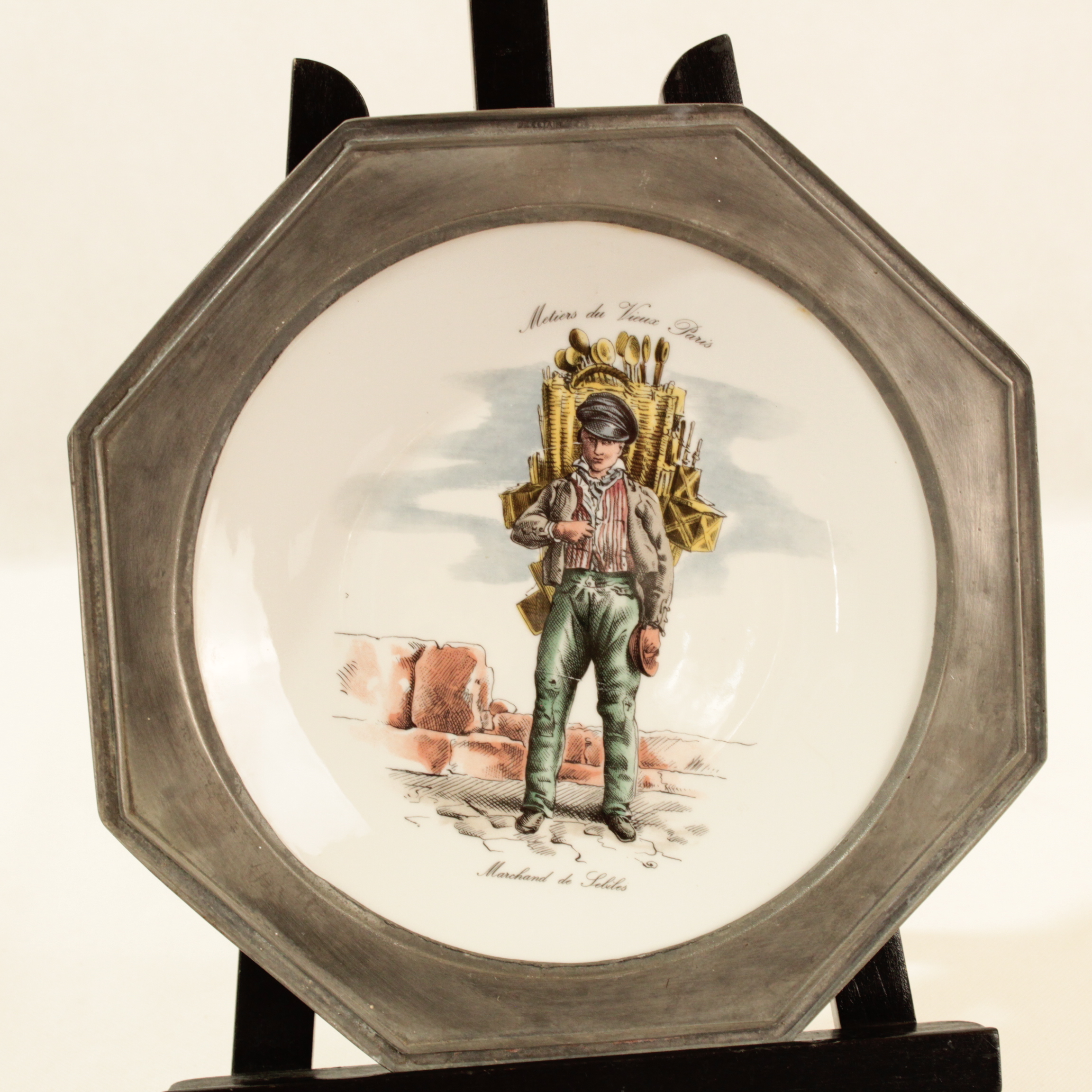 Assiette murale VIEUX METIERS DR PARIS en étain et porcelaine Très bon état -  reconditionné disponible sur Label Emmaüs