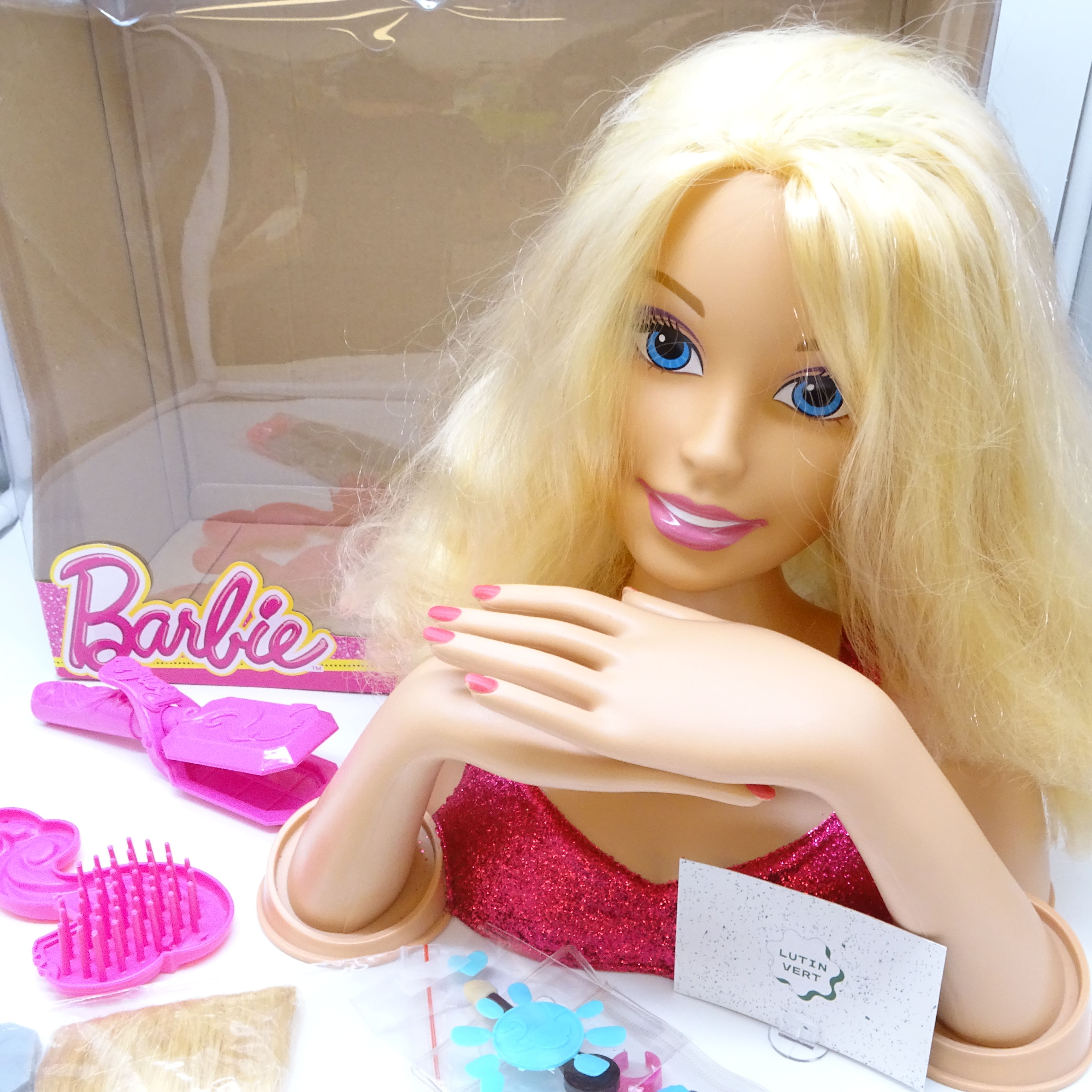 Voir photo 2 de Coiffe et Colore Barbie d'occasion GIOCHI PREZIOSI - Dès 3 ans | Ref 13940 Coiffe et Colore Barbie d'occasion GIOCHI PREZIOSI - Dès 3 ans | Ref 13940 - Vue 2 -