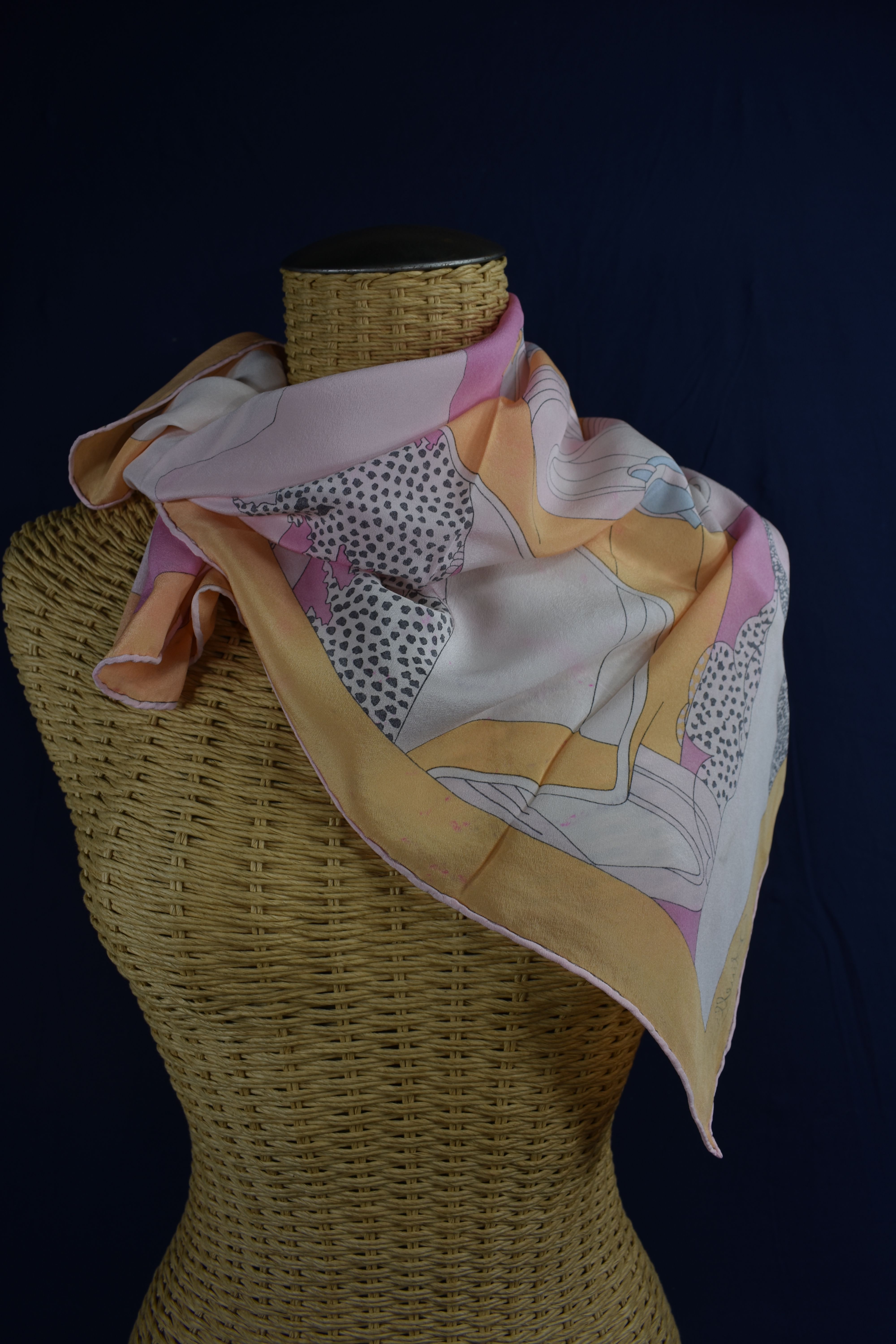 Echarpe en crêpe de soie rose poudré ( 135 X 26 cm ) et carré OSTINELLI, camaïeu rose à motifs automobile 