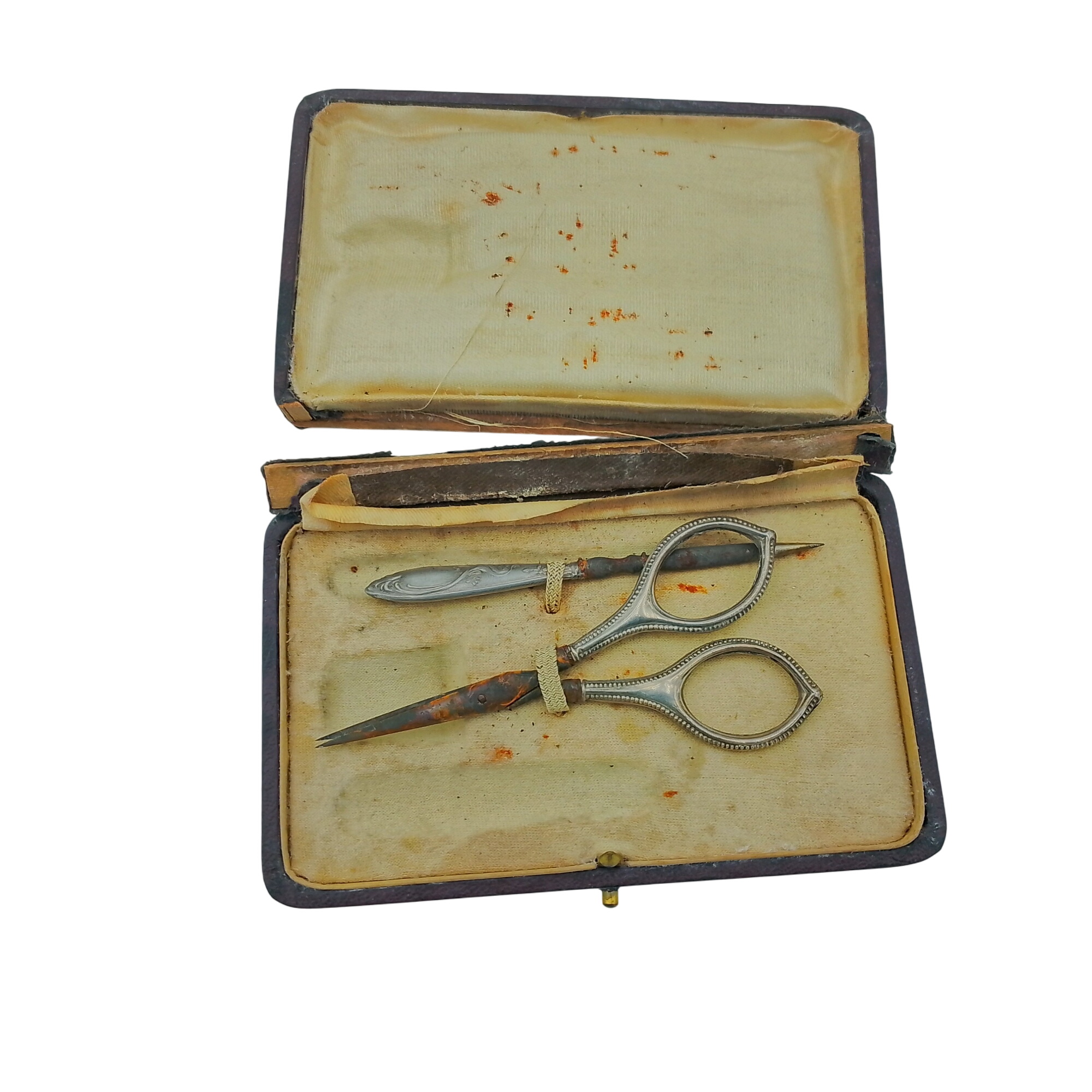 Nécessaire pour manucure vintage État correct -  reconditionné disponible sur Label Emmaüs