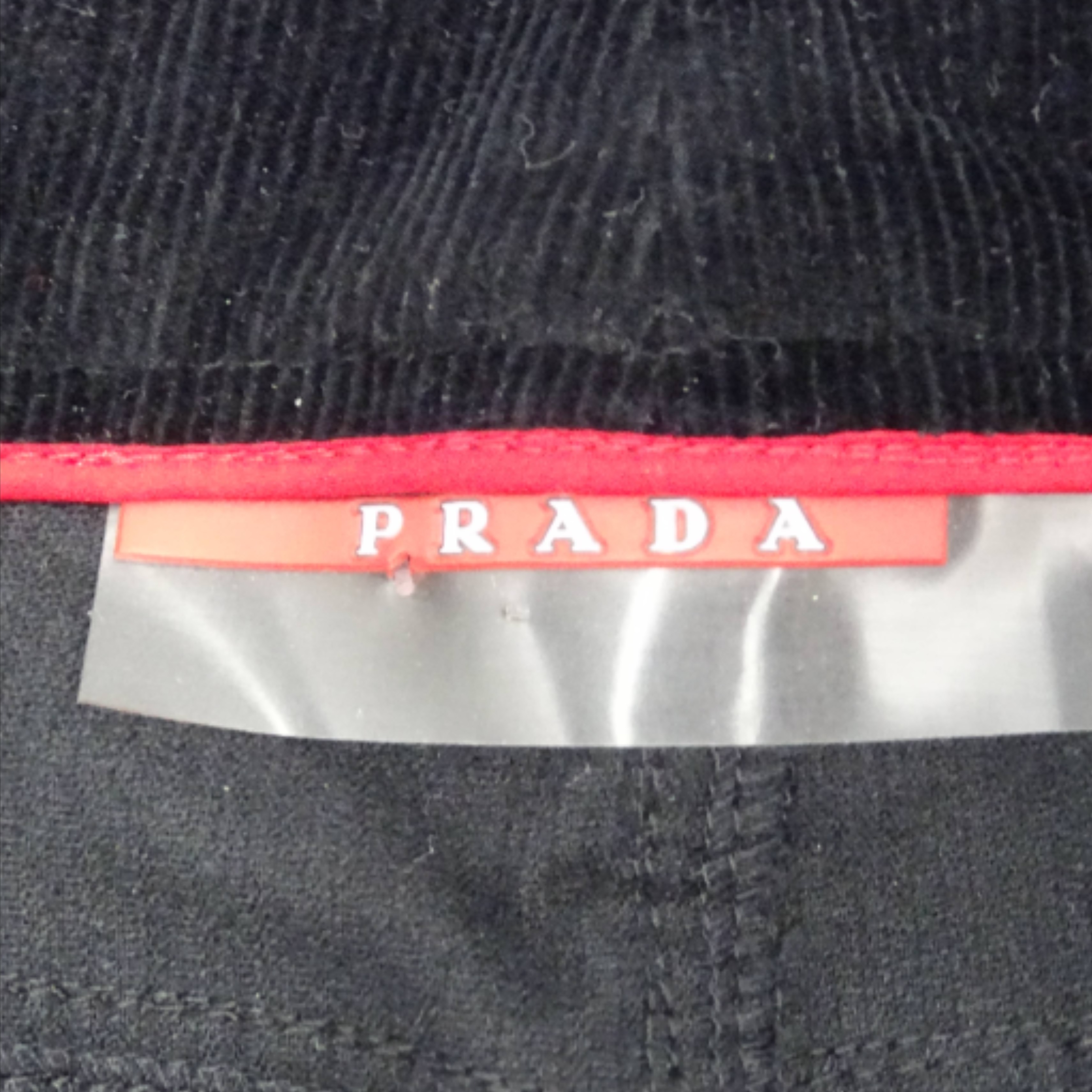 Pantalon femme en velours noir PRADA. TAILLE 42 Bon état - Vue 3 - 