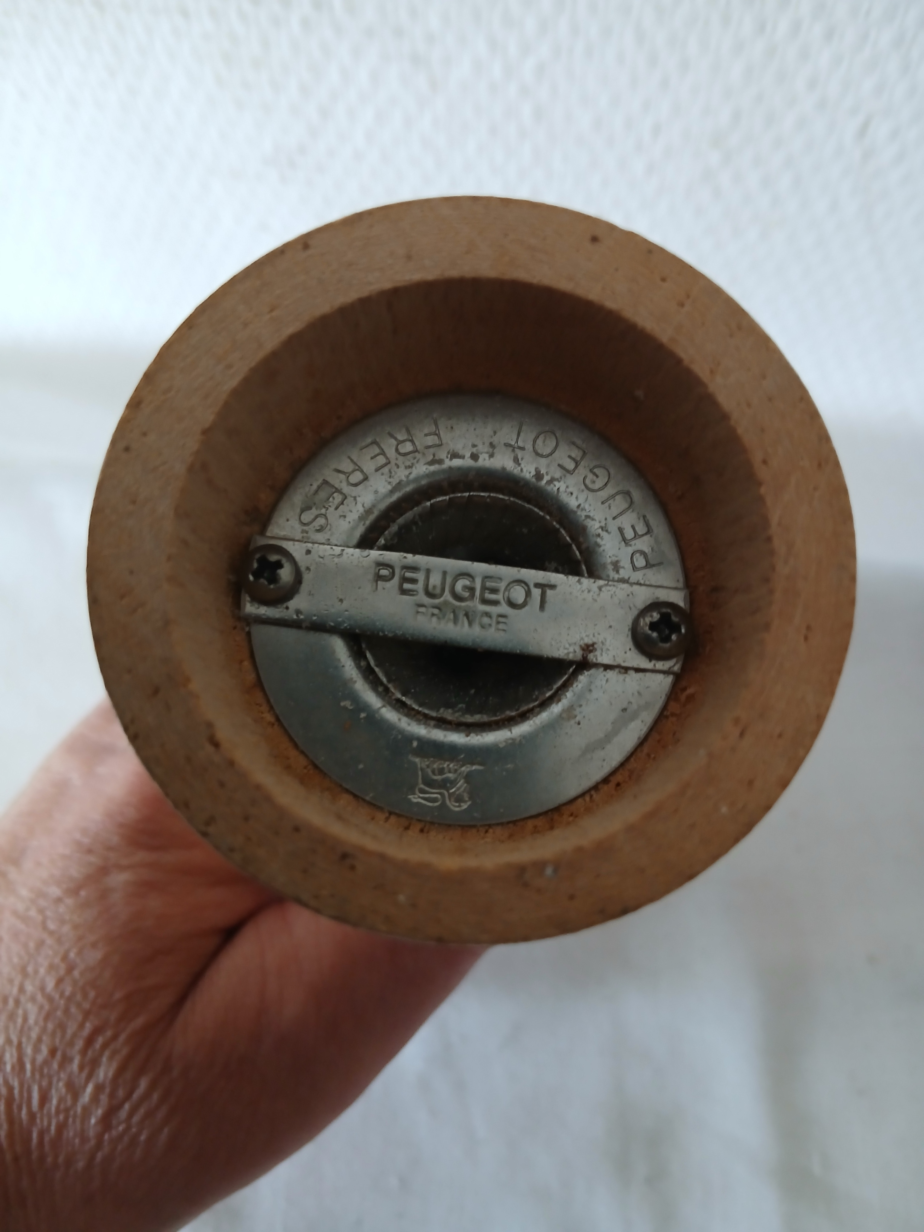 Lot de 3 moulins à poivre en bois dont un peugeot et un marlux. Bon état - Vue 3 - 