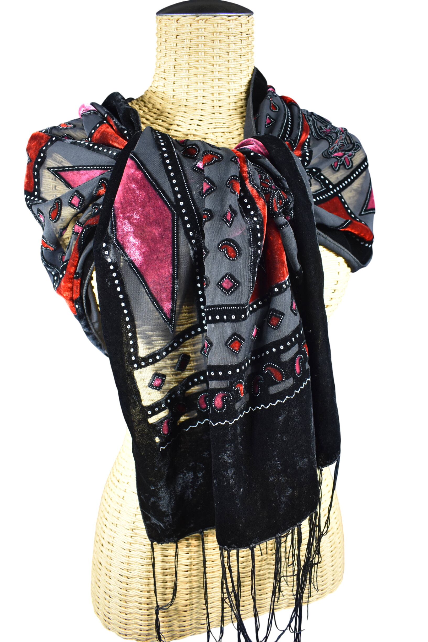 Grande Etole " vintage " en velours " dévoré " soie rouge et noir à motifs géométriques et franges ( 165 X 54 cm ). Bon état -  reconditionné disponible sur Label Emmaüs