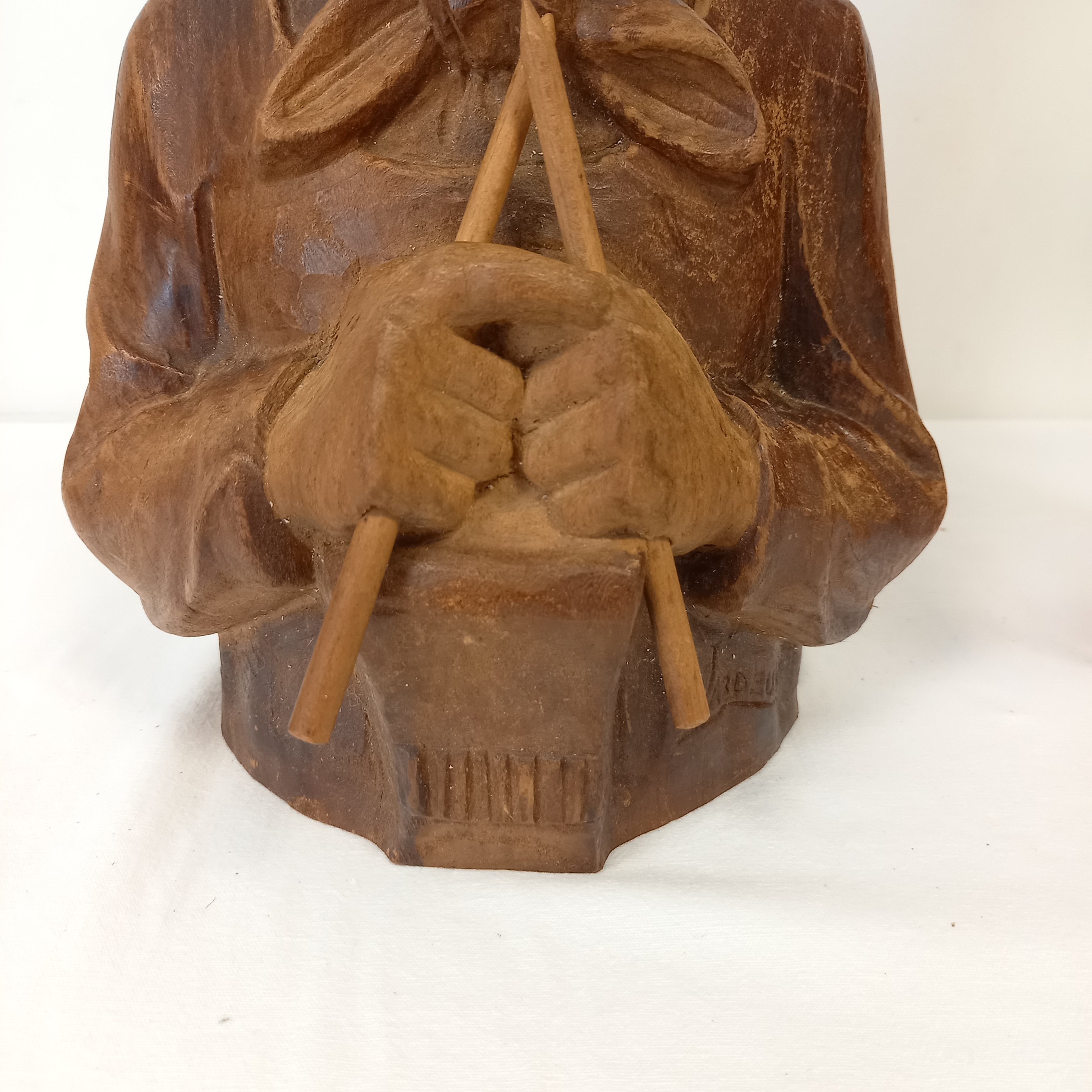 Sculpture de femme âgée en bois signé JC LARDEUX  - Photo 7