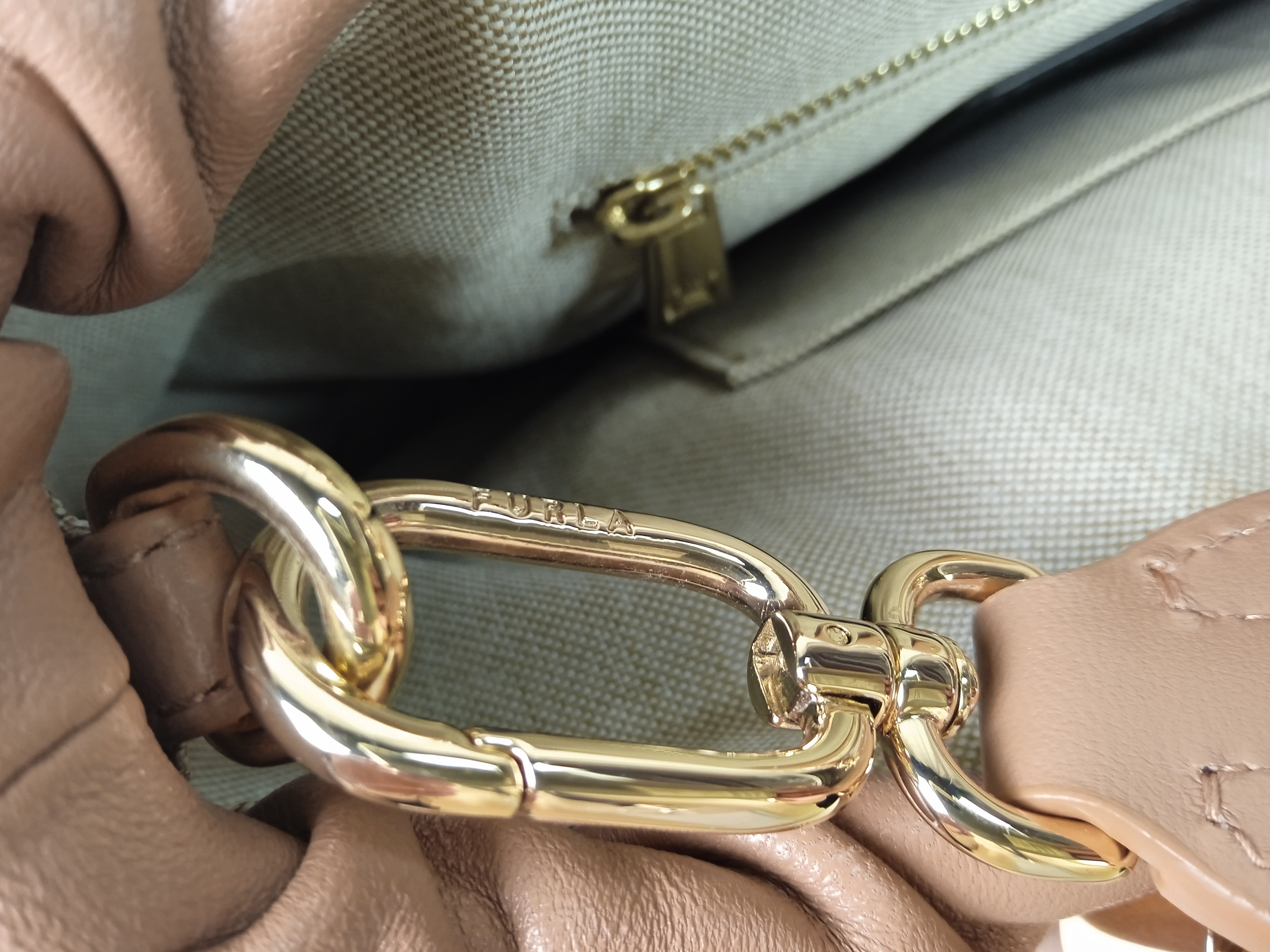 Sac à main FURLA modèle NIDO TOTE couleur Deserto Bon état - Vue 9 - 