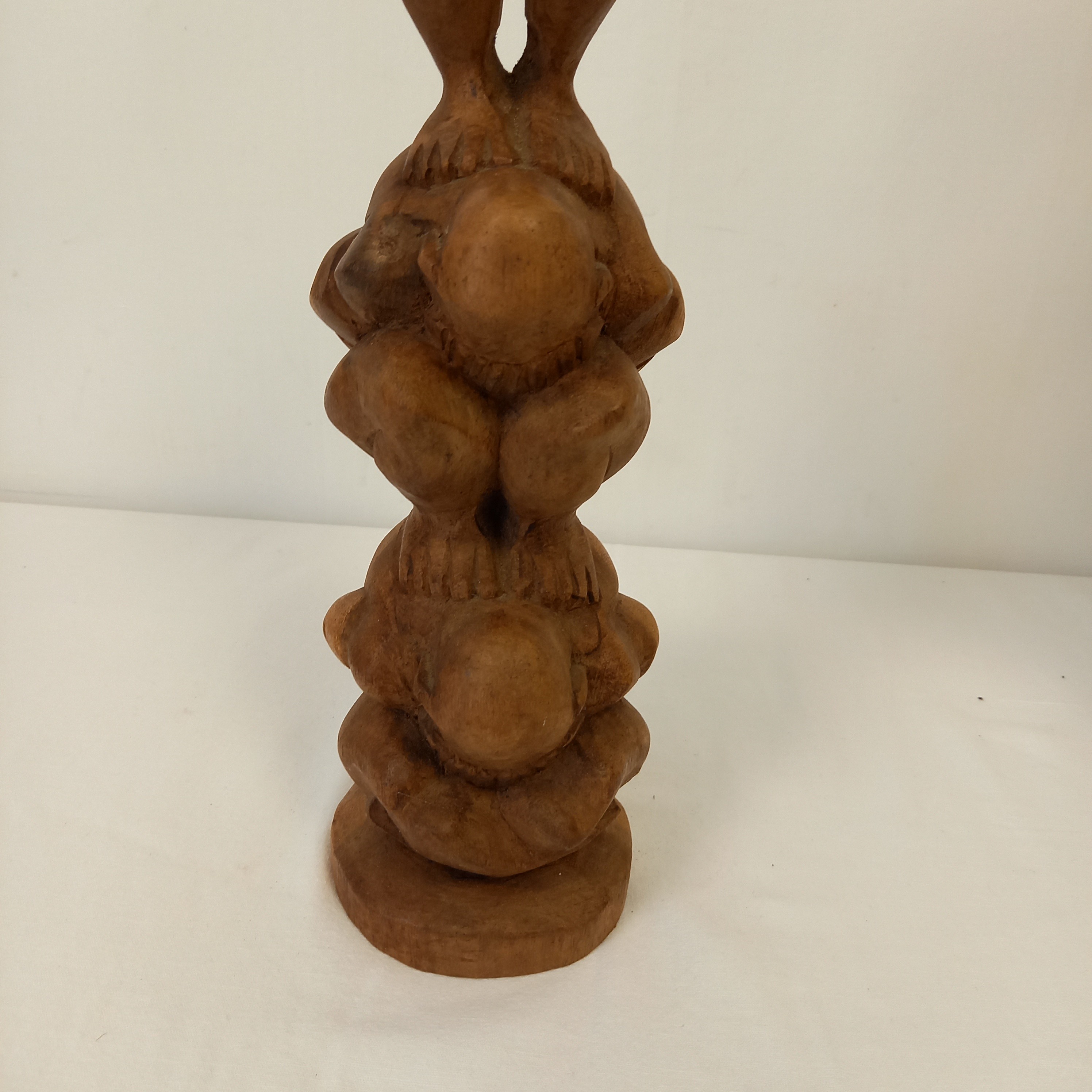 Sculpture totem en bois sculpté à la main 3 hommes accroupis les uns sur les autres - Photo 5