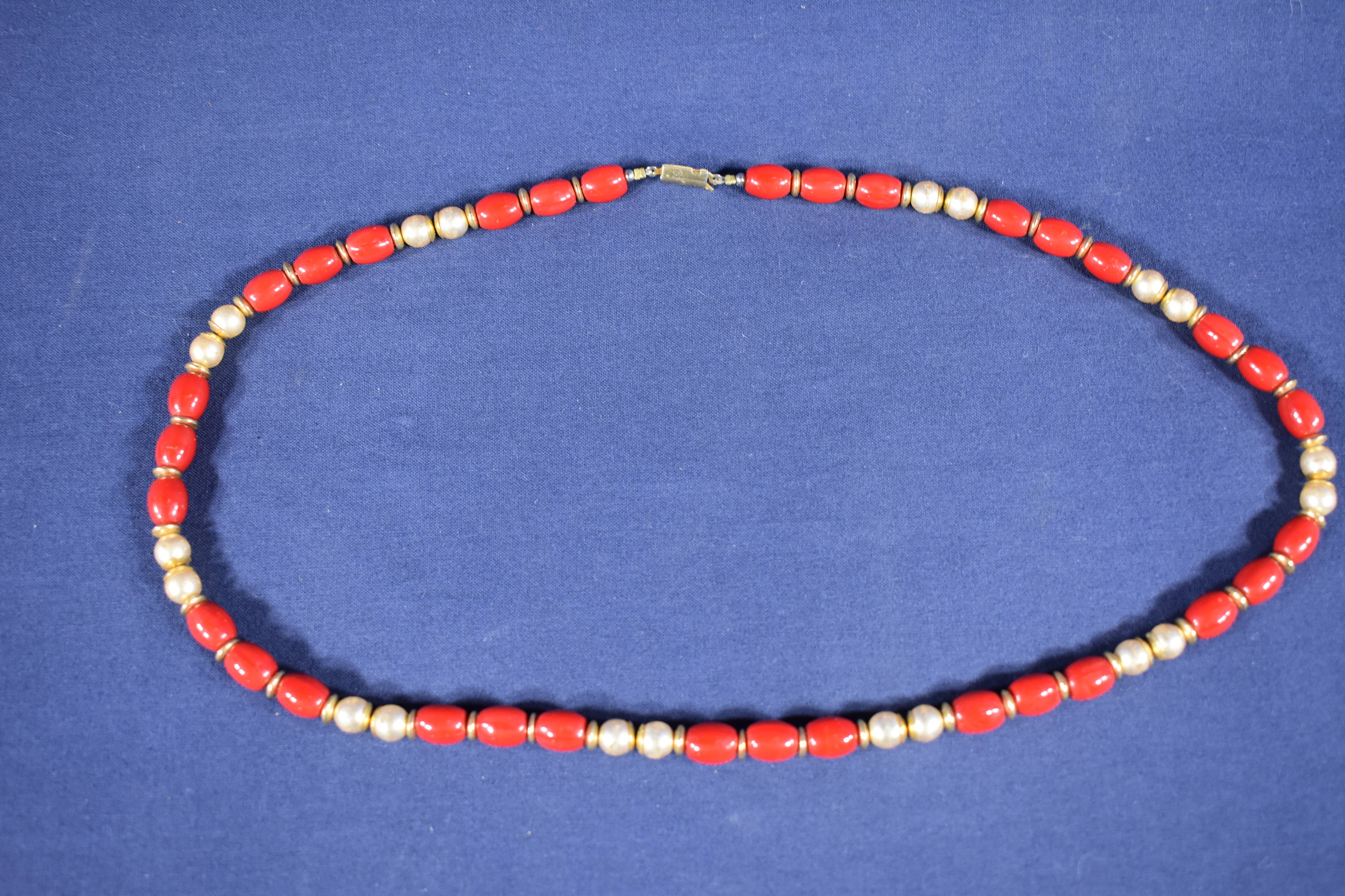 Voir photo 2 de 2 colliers fantaisie, 1 collier de perles, 1 collier d'ambre et 1 pendentif en porcelaine chinoise cerclé d'argent. 2 colliers fantaisie, 1 collier de perles, 1 collier d'ambre et 1 pendentif en porcelaine chinoise cerclé d'argent. Bon état - Vue 2 -