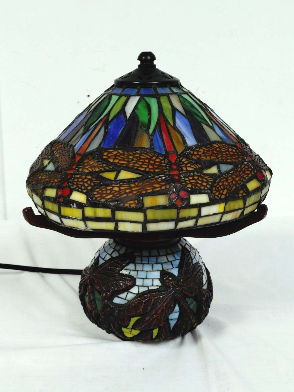 Lampe de table conique Tiffany traditionnelle, dôme en verre coloré et plombé avec Libellules, pied bronze, Art Nouveau. - Photo 8