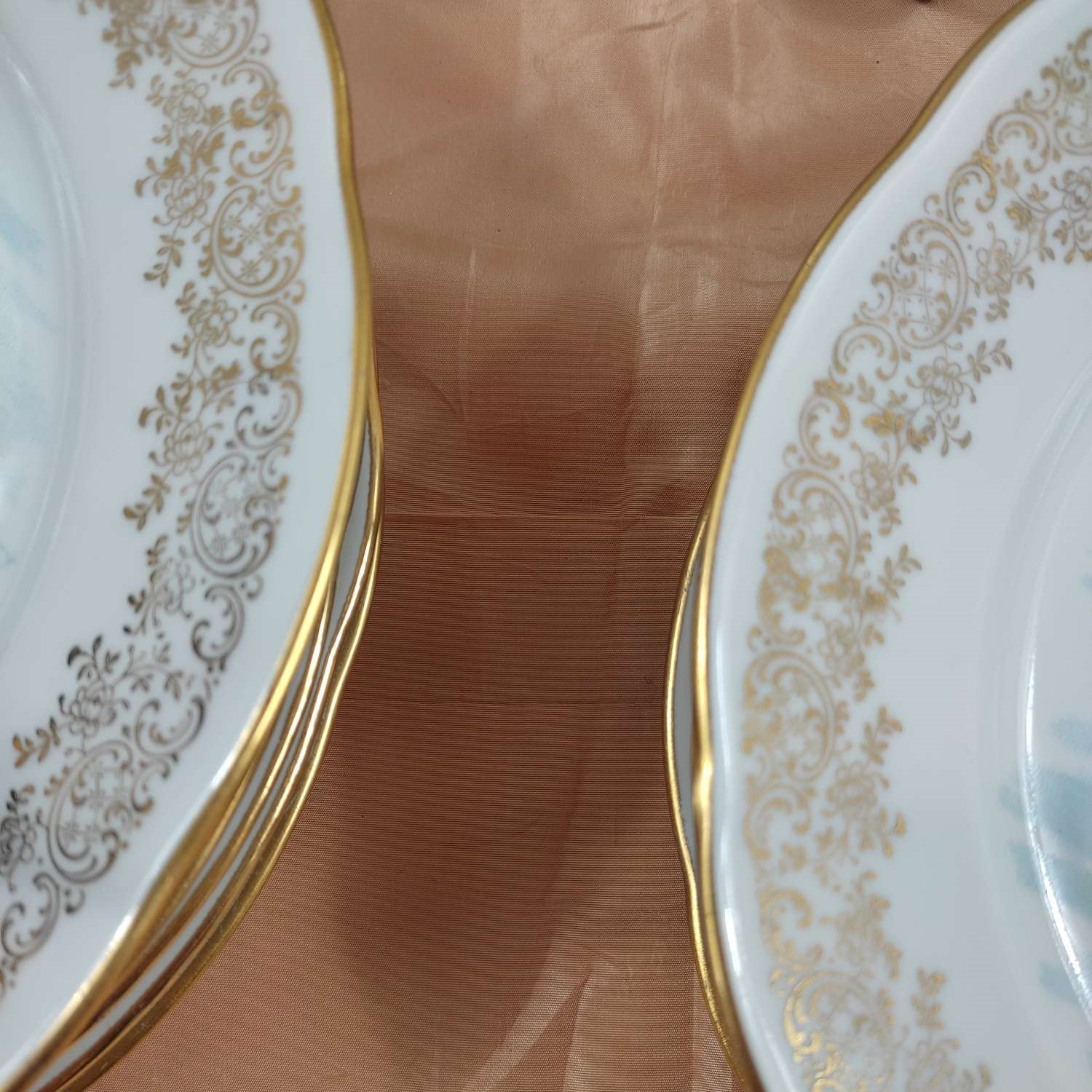 Voir photo 6 de Lot de 10 assiettes plates en véritable porcelaine Lot de 10 assiettes plates en véritable porcelaine Bon état - Vue 6 -