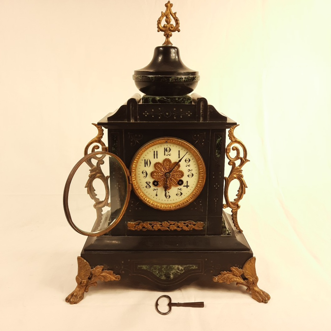 pendule à poser Napoléon III décor métal doré sur marbre noir  - Vue 4 - 