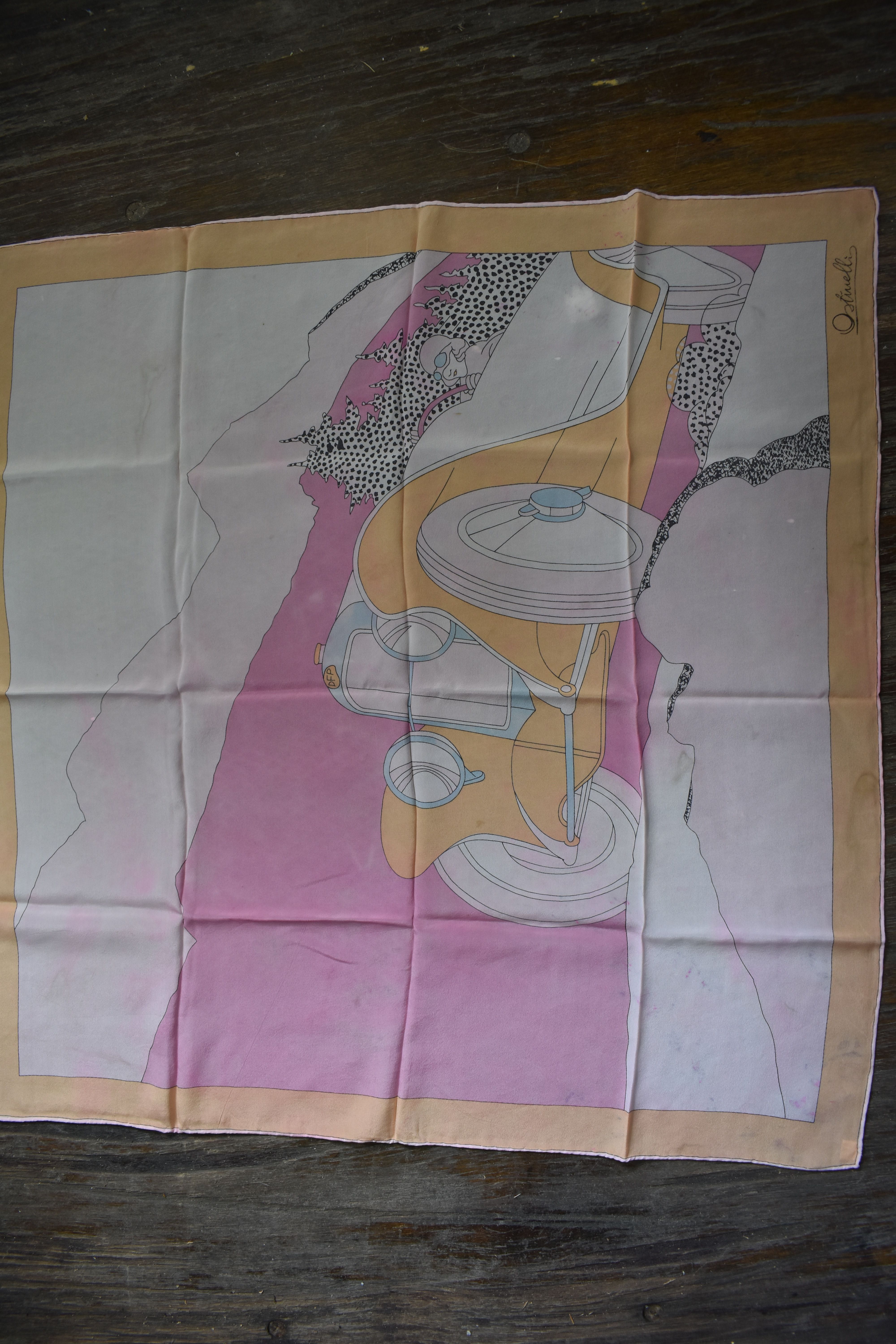 Echarpe en crêpe de soie rose poudré ( 135 X 26 cm ) et carré OSTINELLI, camaïeu rose à motifs automobile 
