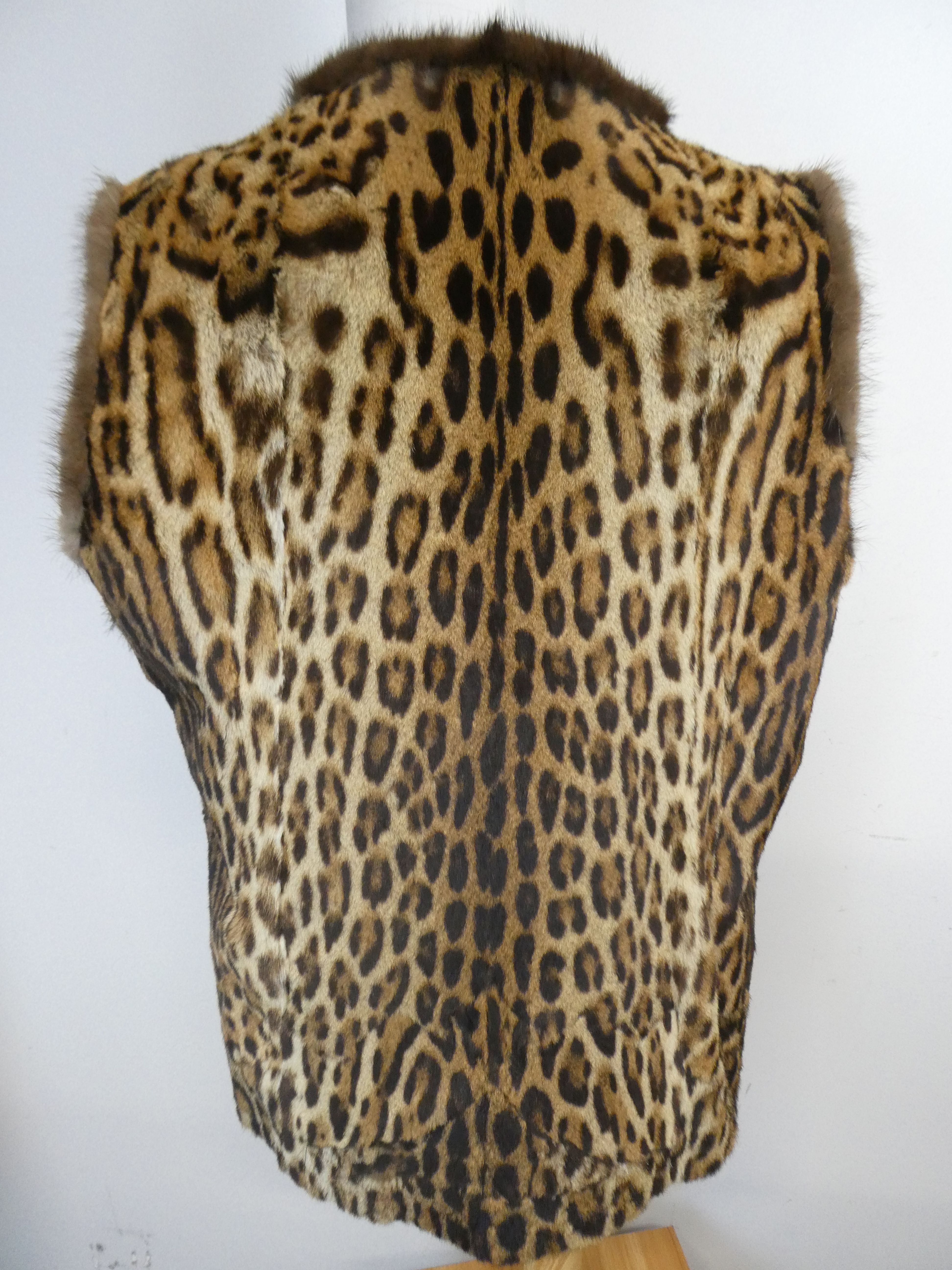 Gilet en fourrure motif léopard sans manches - Photo 7